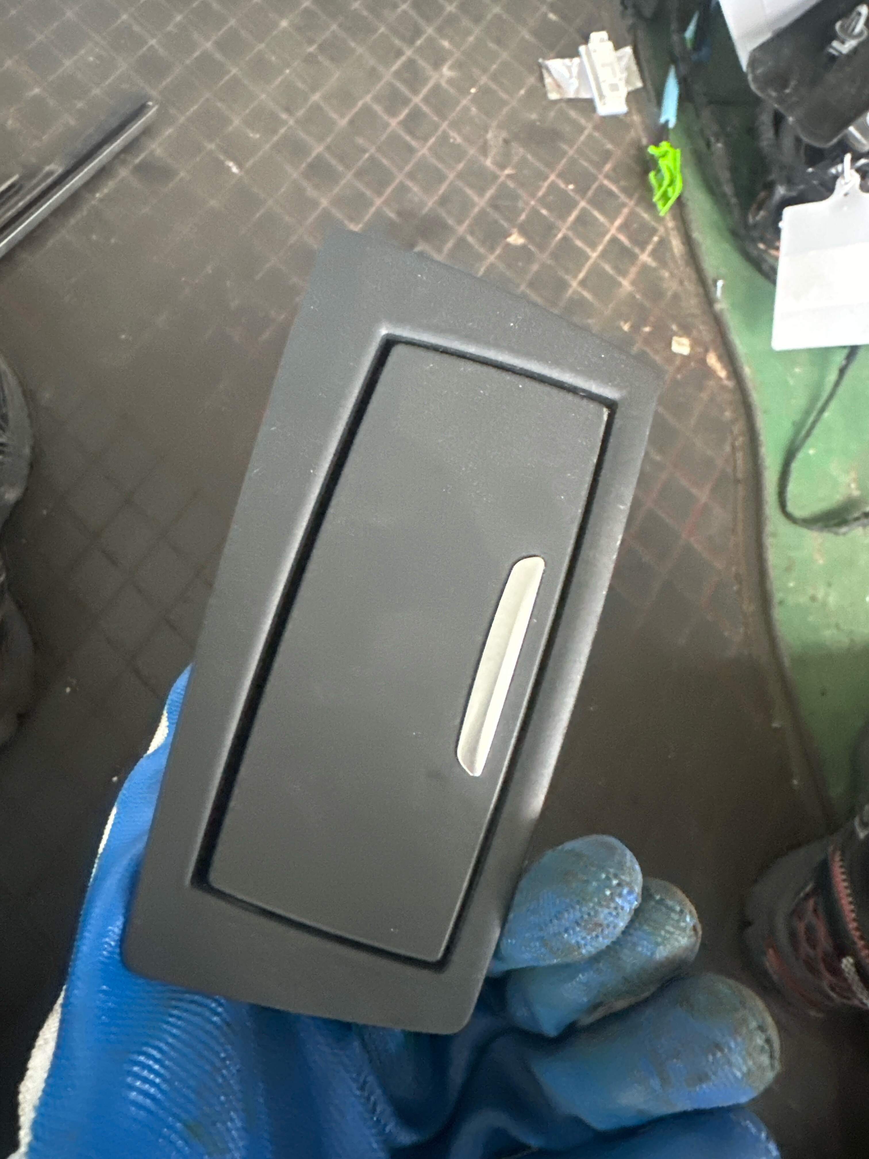 51427352600 后门烟灰缸底座(右)