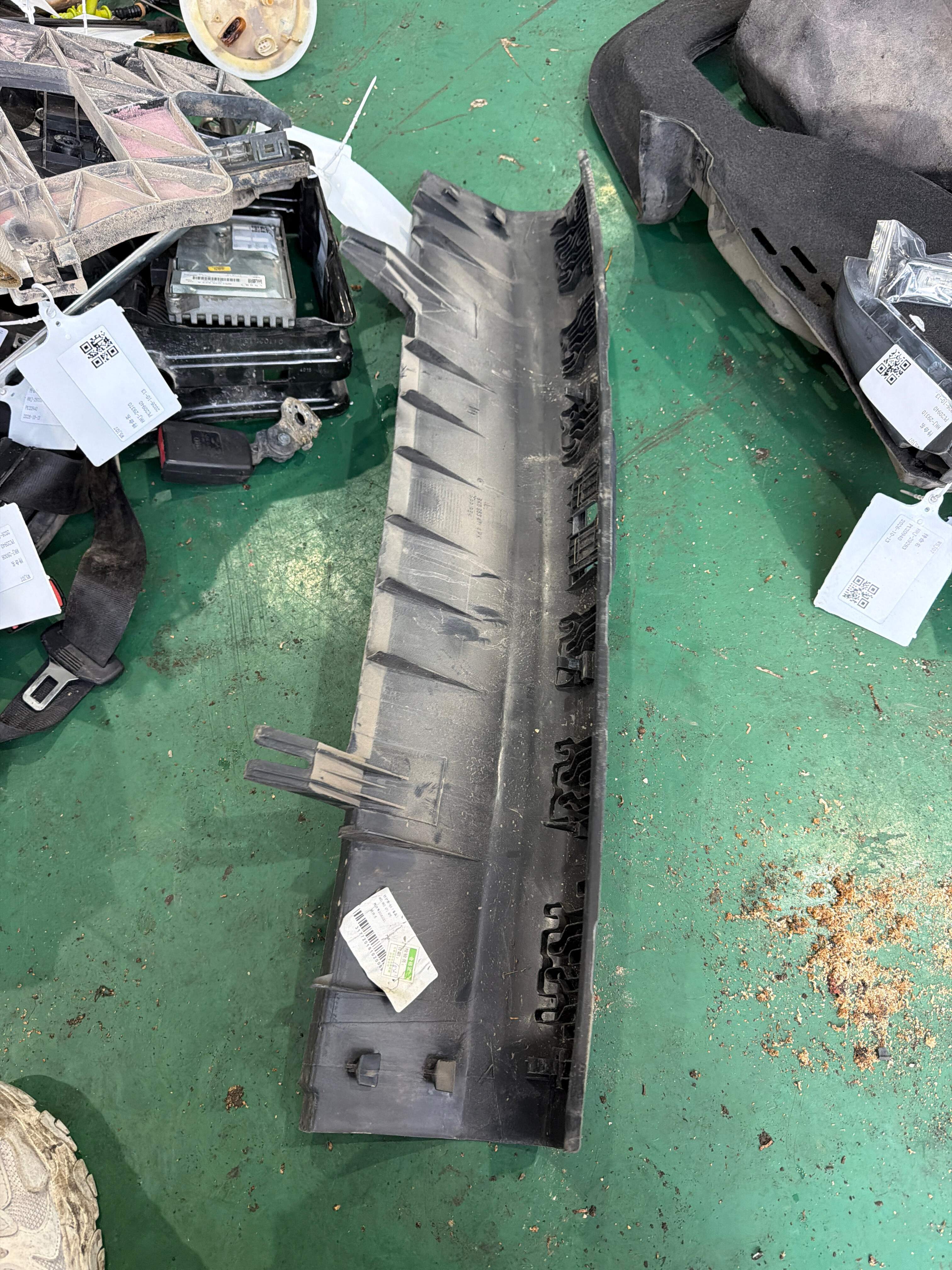 8KD863471 后围板饰板