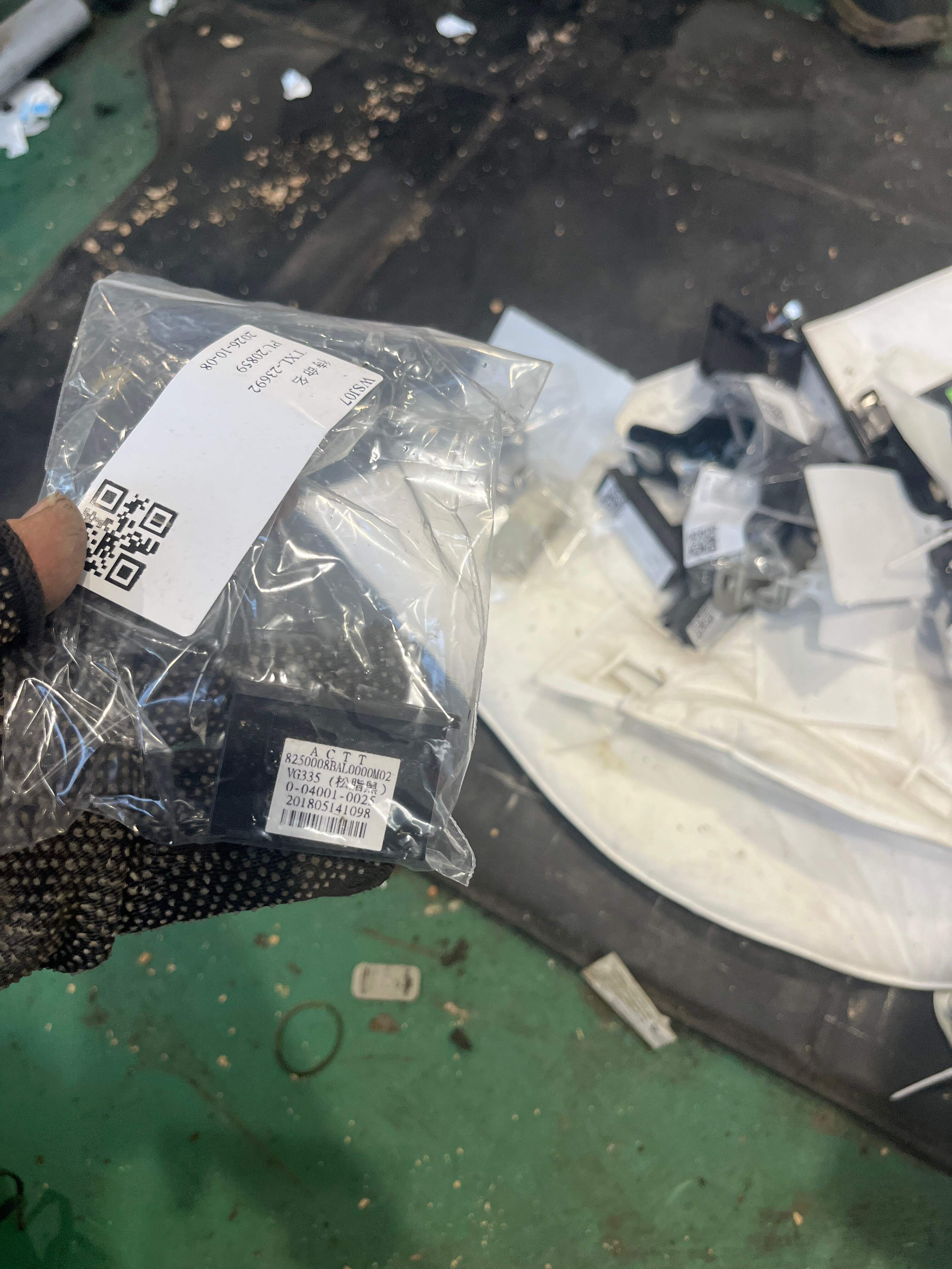 8250008BAL0001M02 USB充电器_松脂黑色