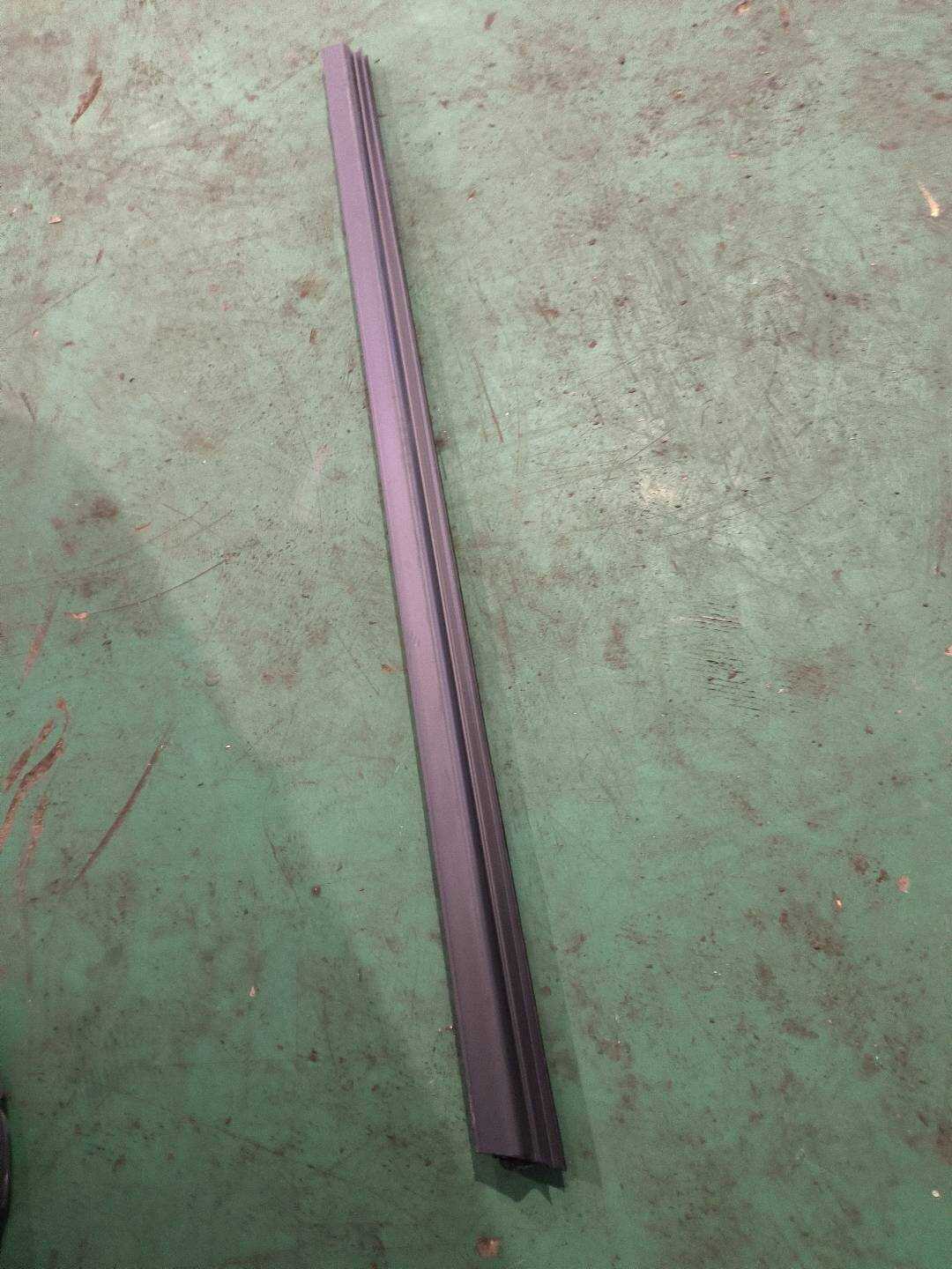 1068002690 右前车门内水切