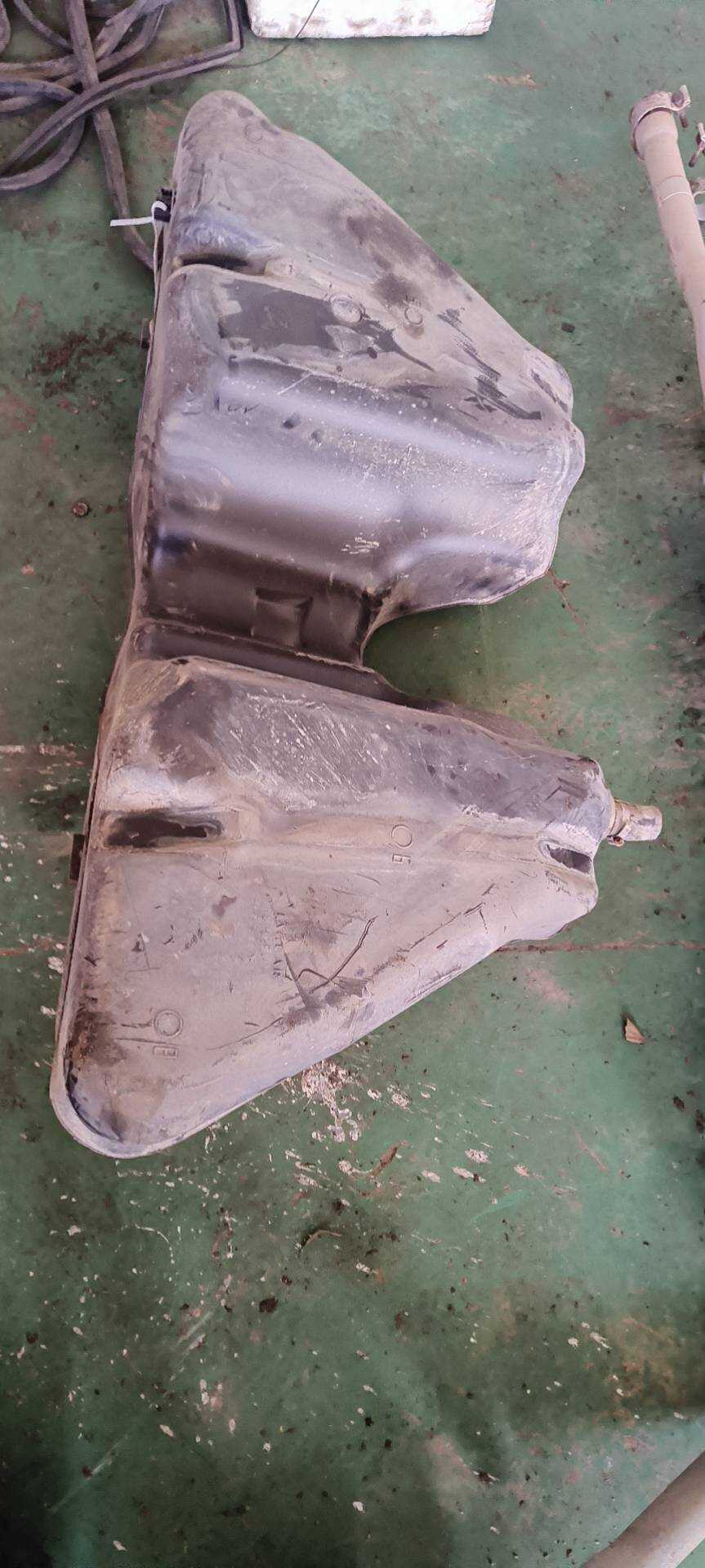 C2Z18975 Fuel Tank