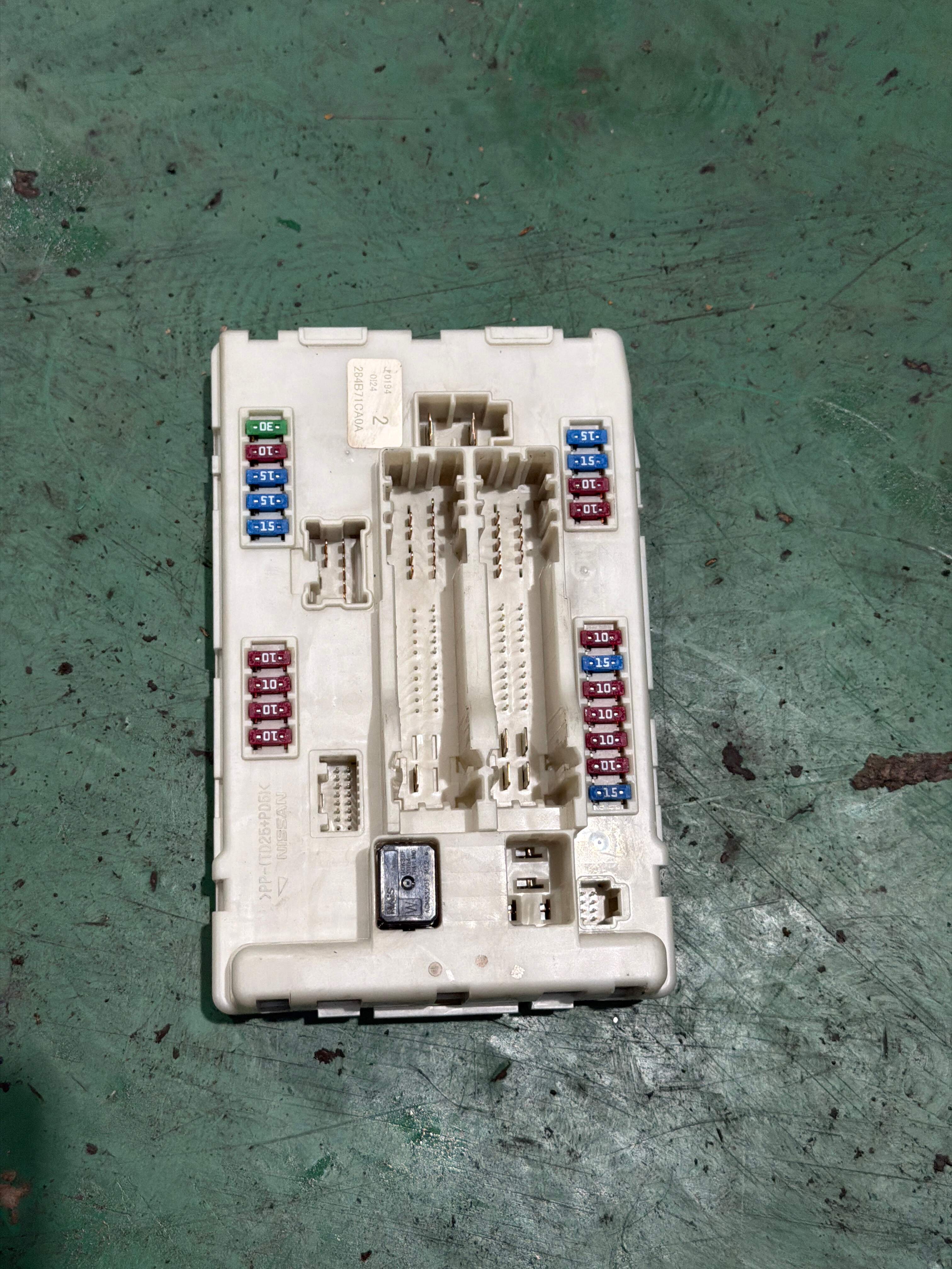 284B71CA0A 发动机仓继电器控制模块