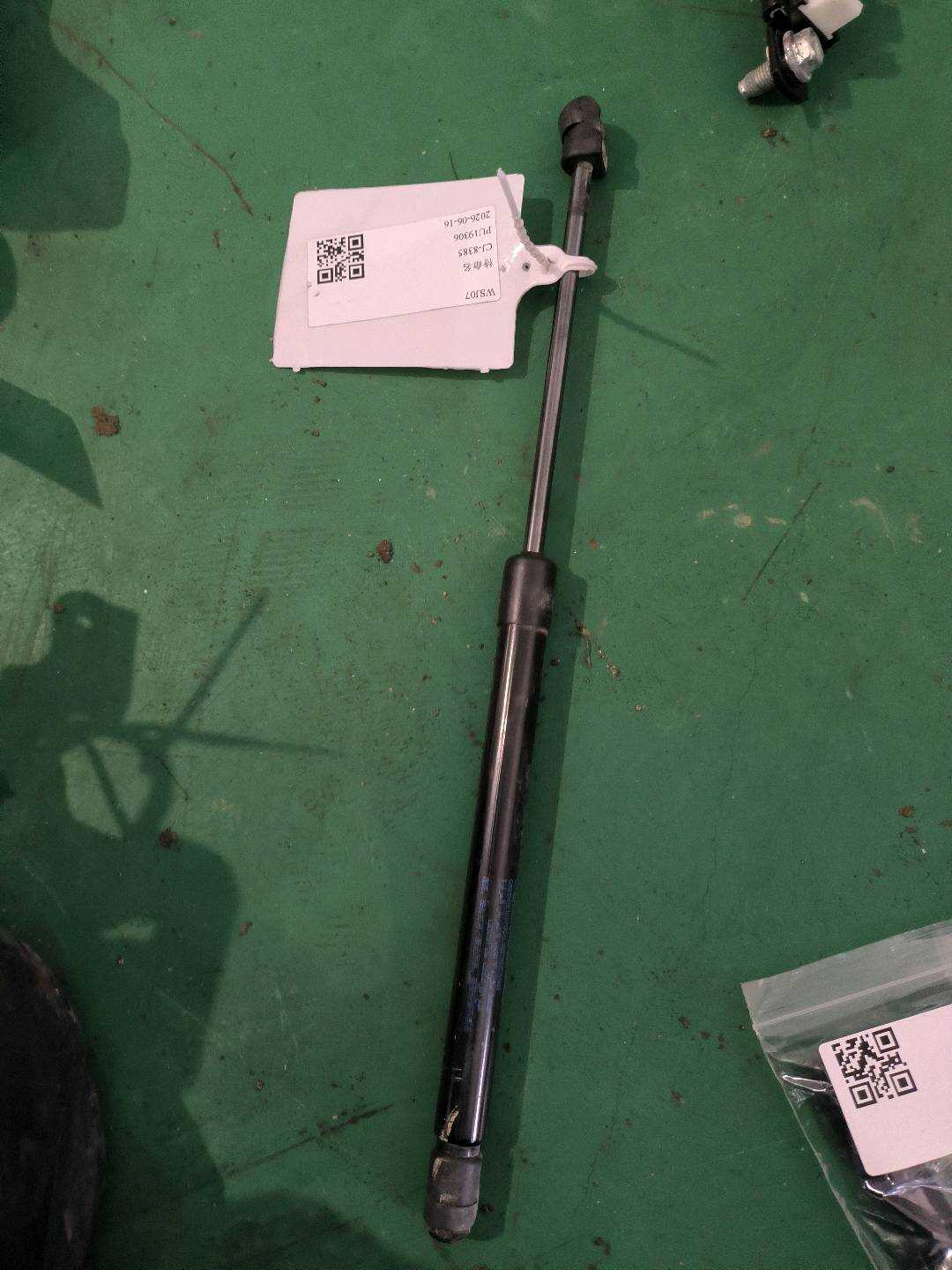654704GA1A 发动机罩撑杆(右)