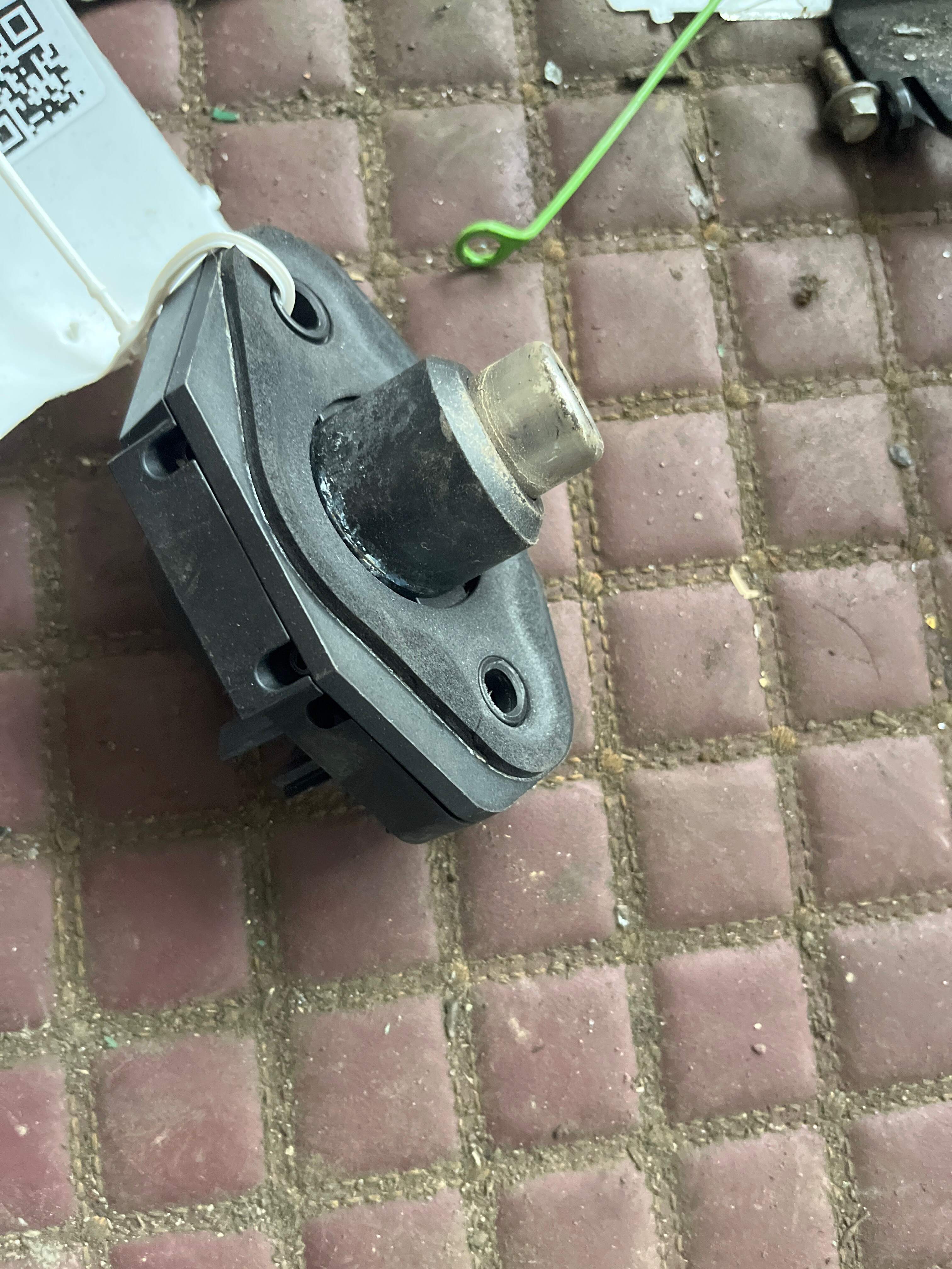 51247226794 行李箱盖锁紧固端