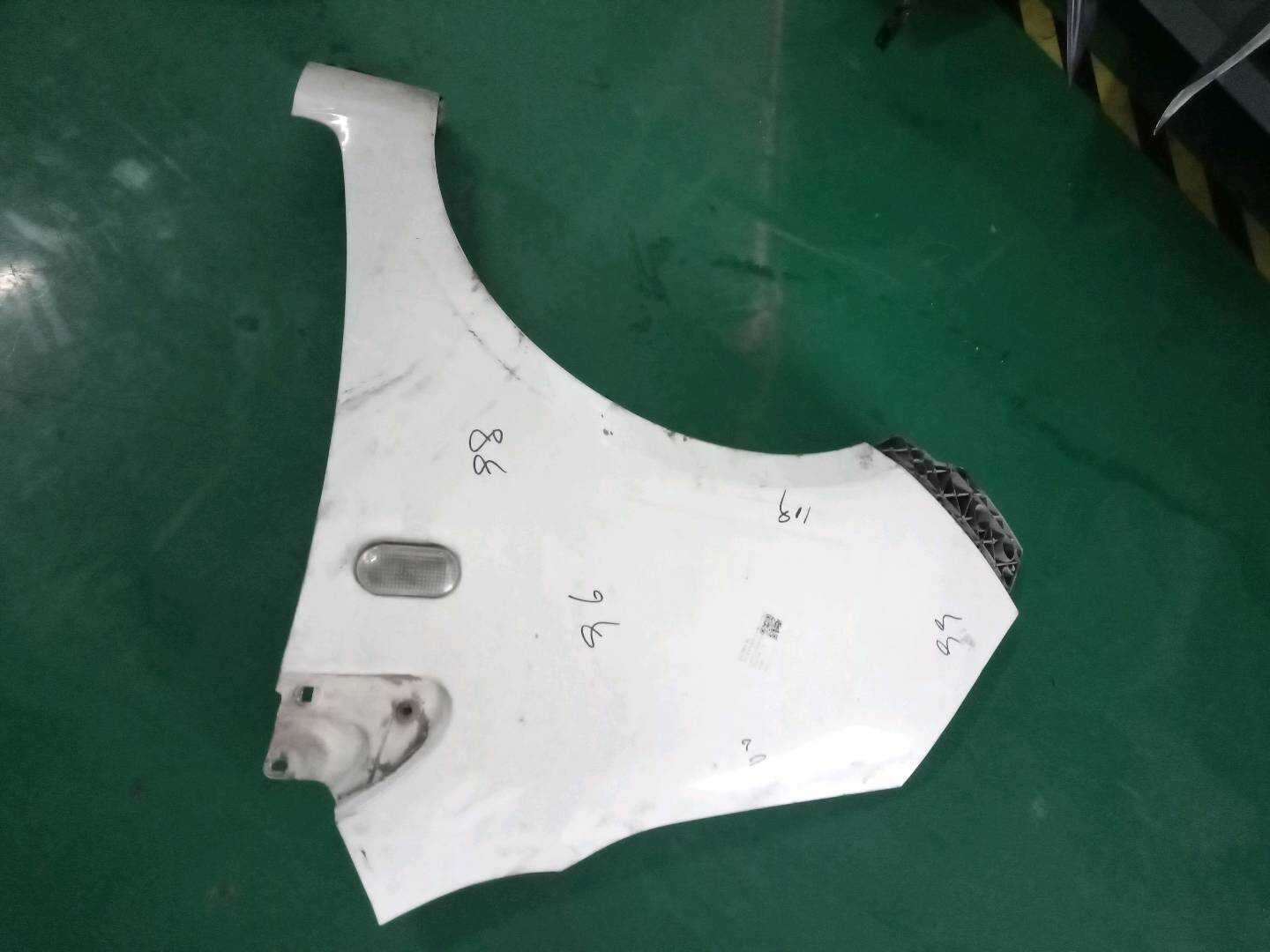 1012011213 Front Fender, Left