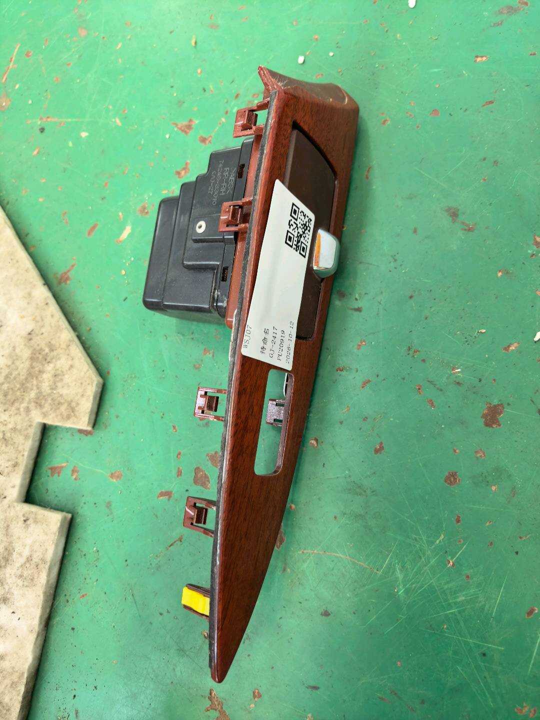 7425033080 后门玻璃升降开关装饰板(右)