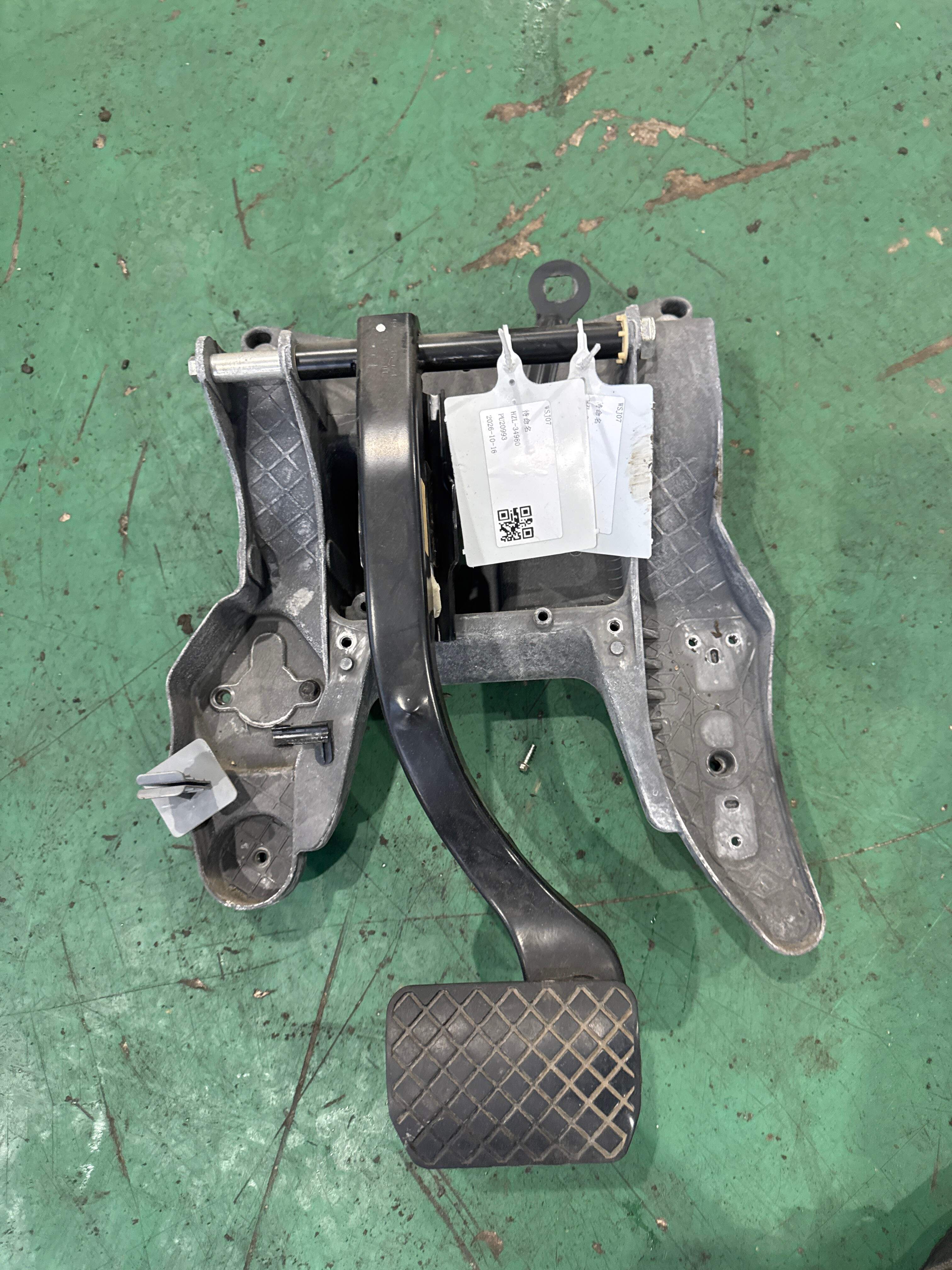 7L8723117 Footrest Bracket