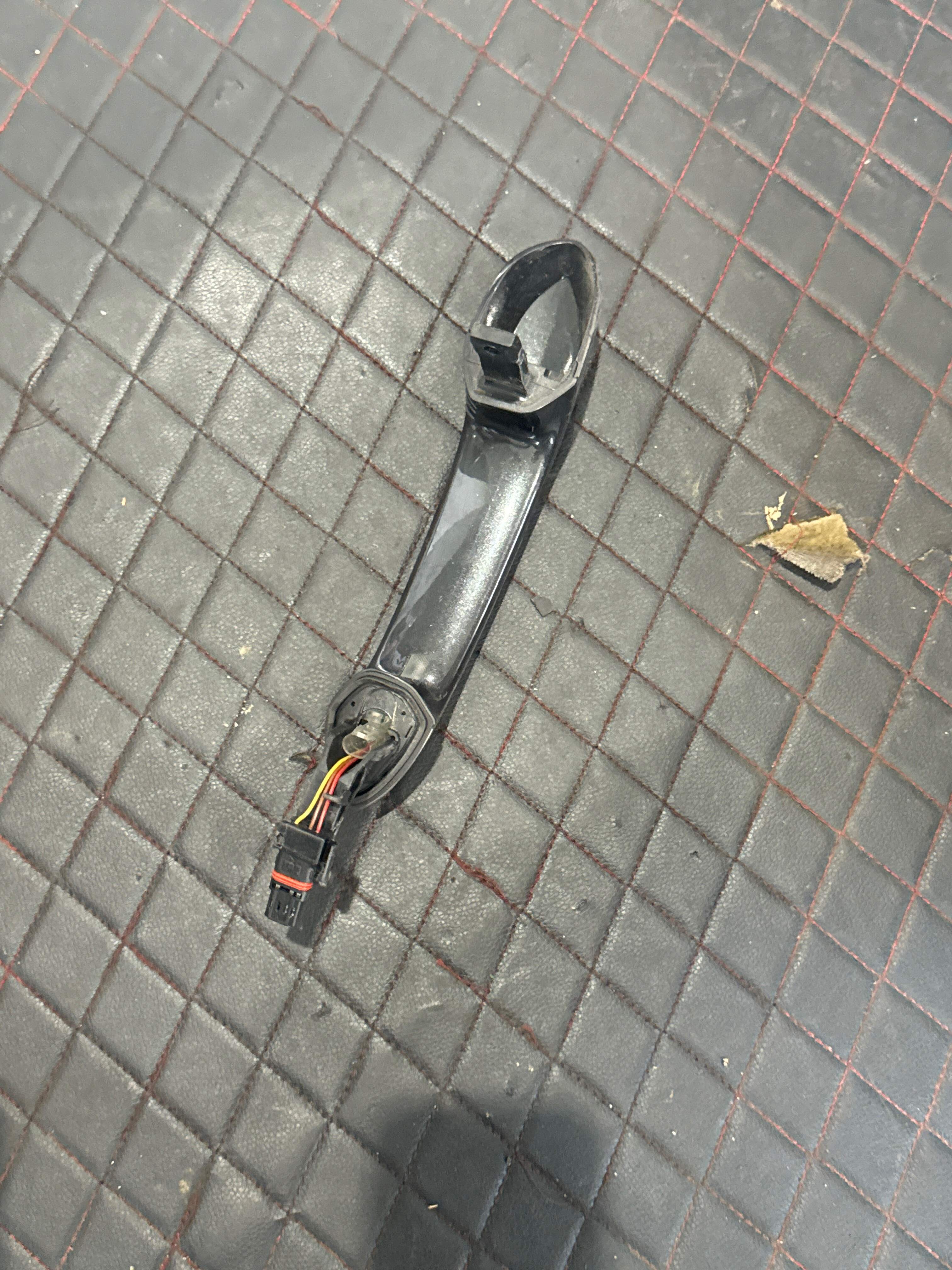 51218492028 前门外拉手(右)