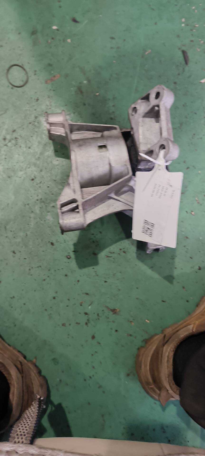 9678701080 发动机机脚胶(右)