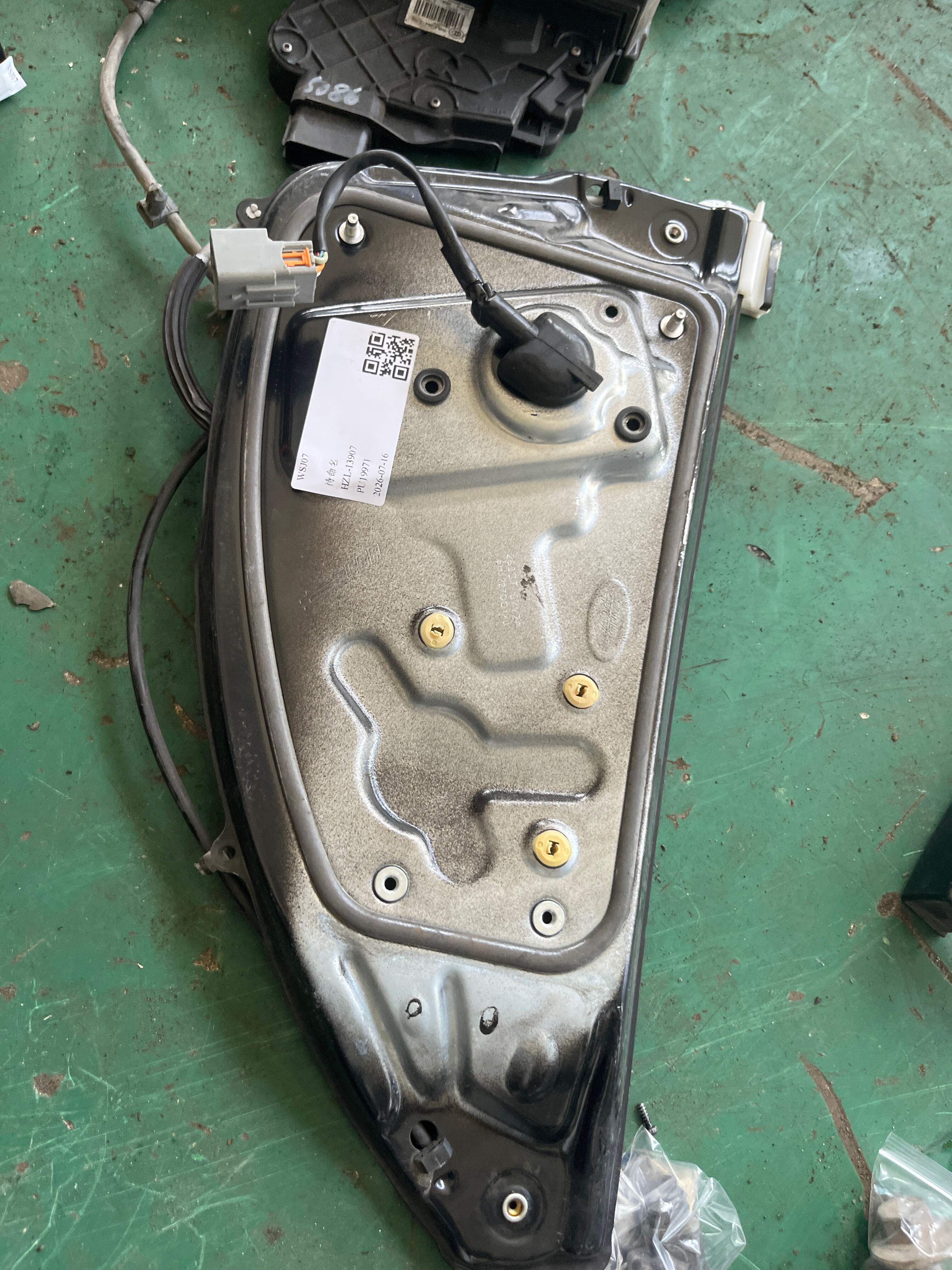 LR032029 Rear Door Window Regulator Assembly, Left