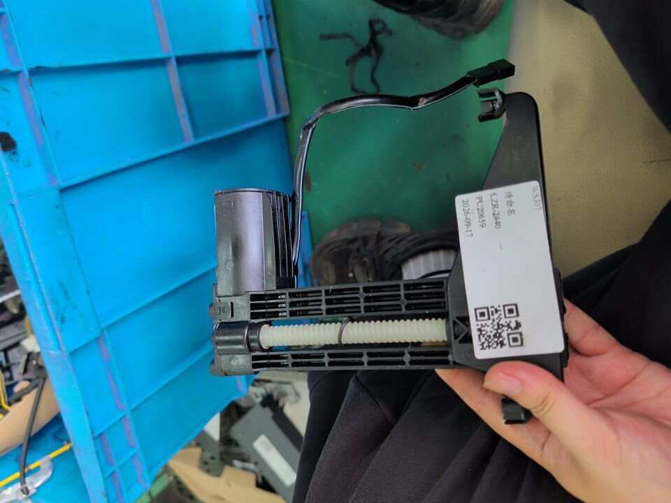 52107111364 前座椅头枕调整电机(左)