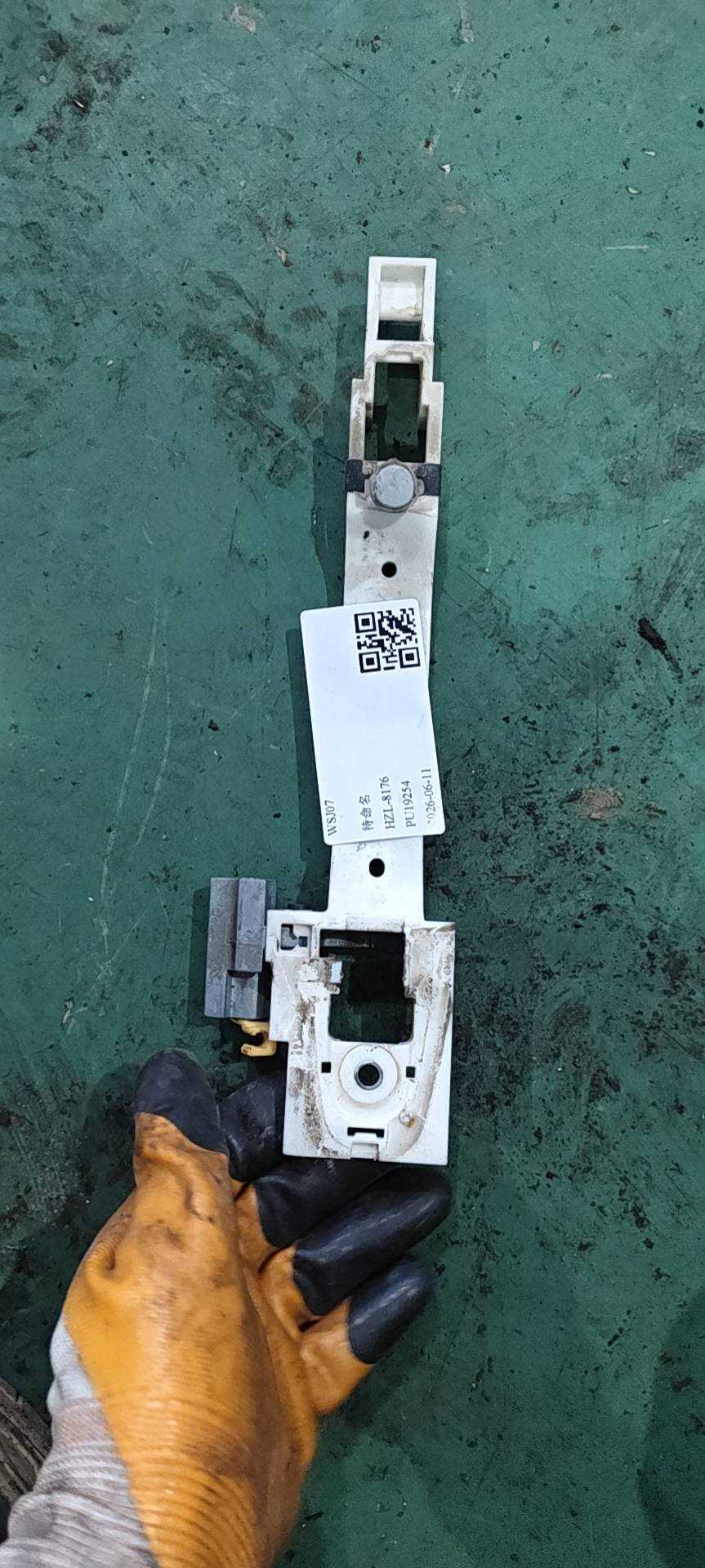 72642TR0A01 后门外拉手固定框（右）
