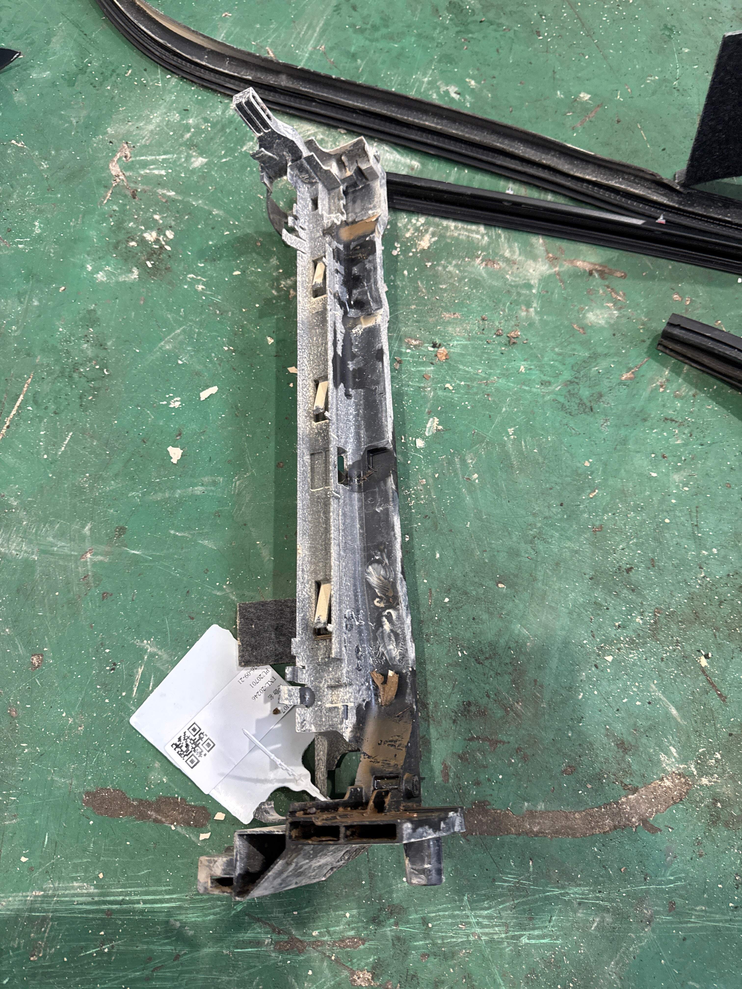 A0995041900 Condenser Bracket, Right