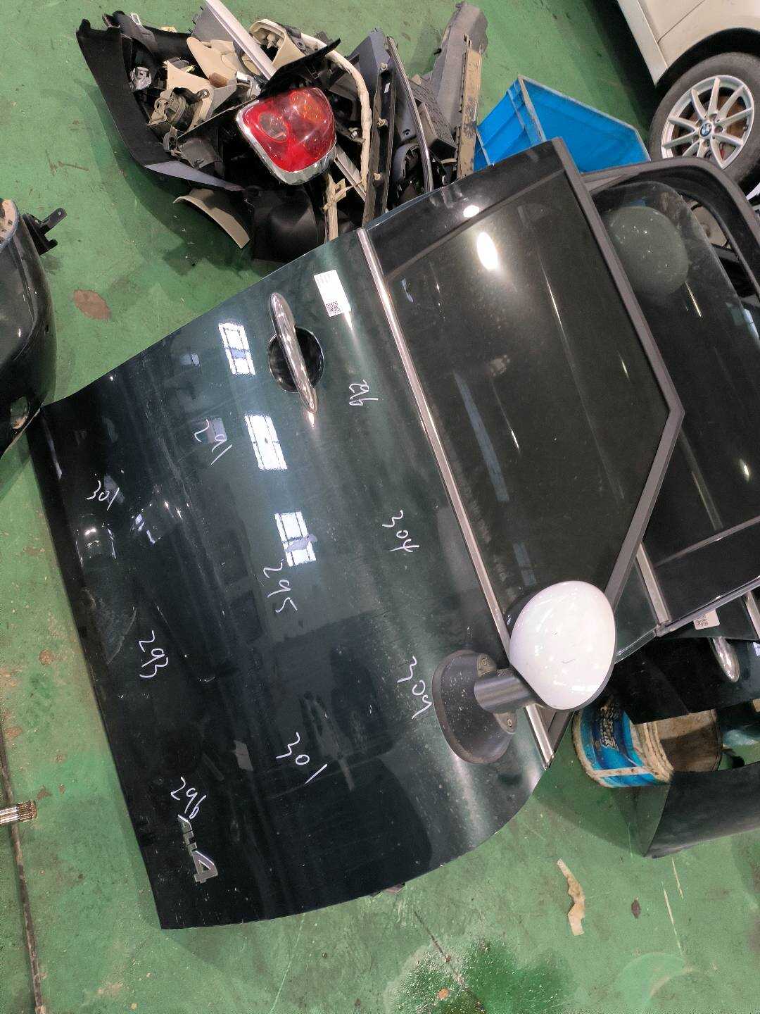 41009805928 前门壳(右)
