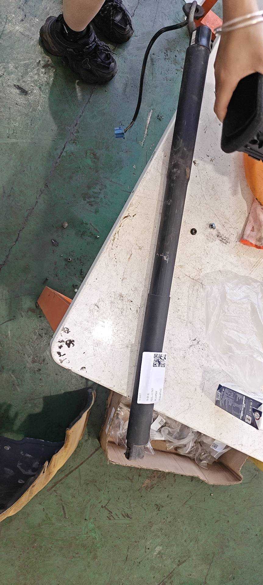 A1668900000 尾盖撑杆(右)