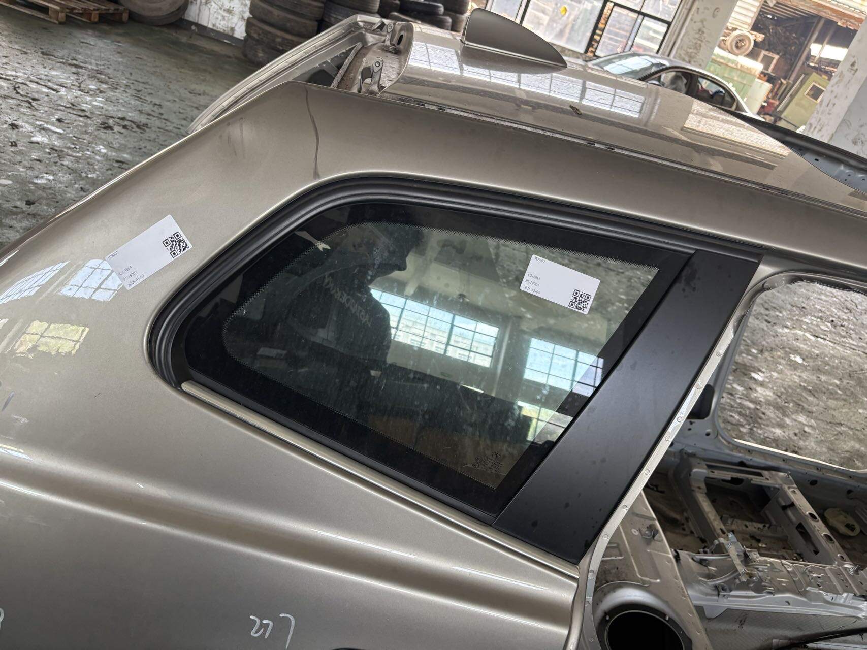 51363413916 后窗玻璃(右)