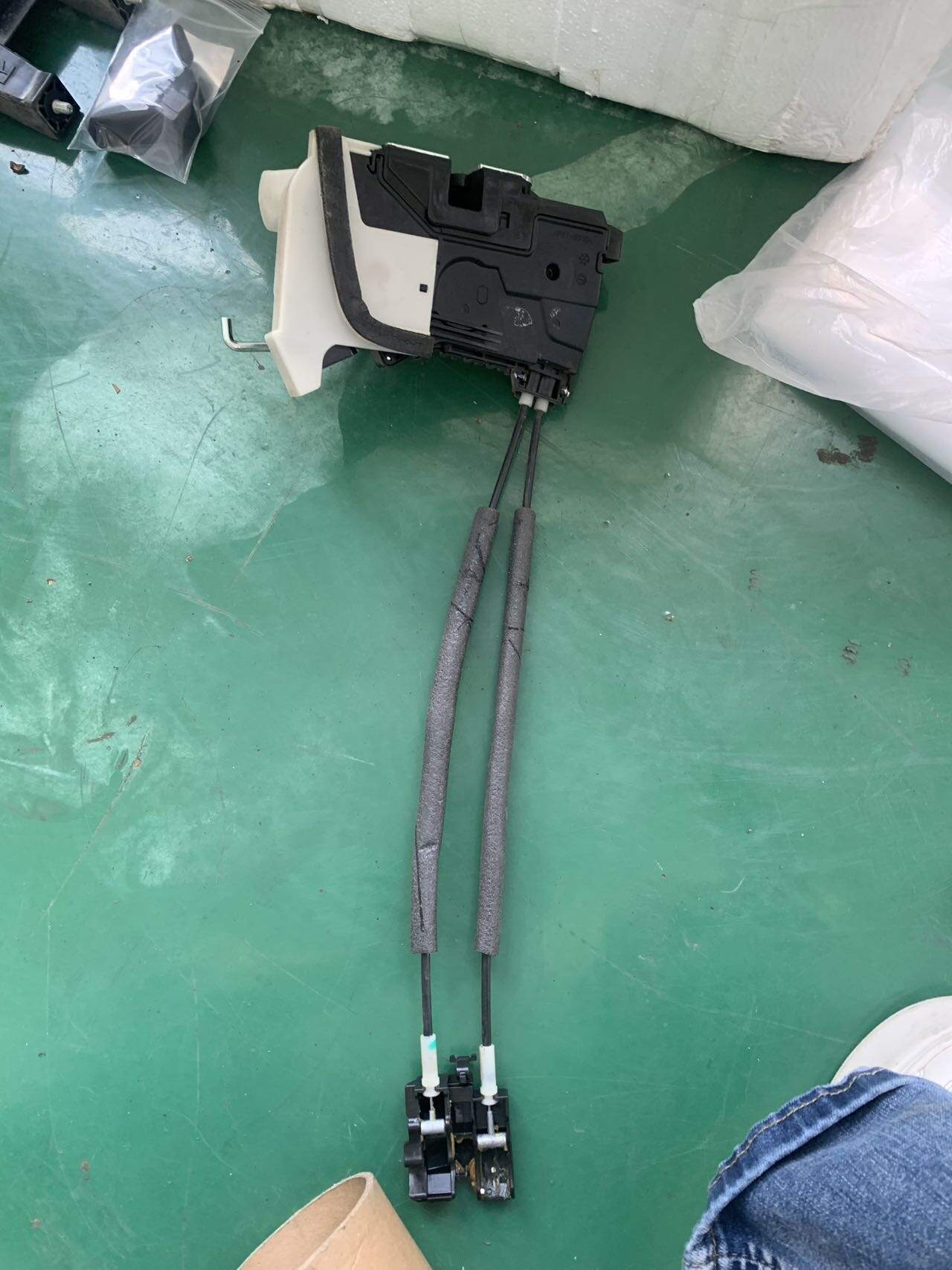 81320O1010 前门锁总成（右）