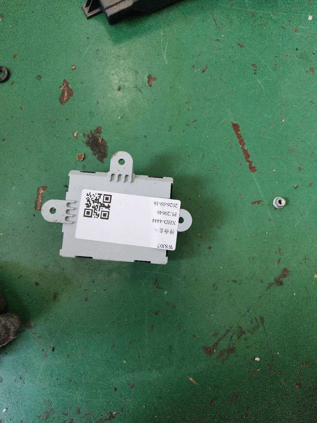 J9C9532 前车门控制单元(右)