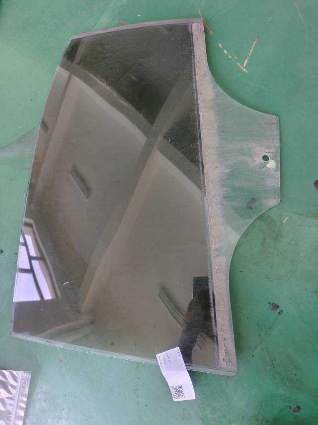 34D845025A 后门玻璃(左)
