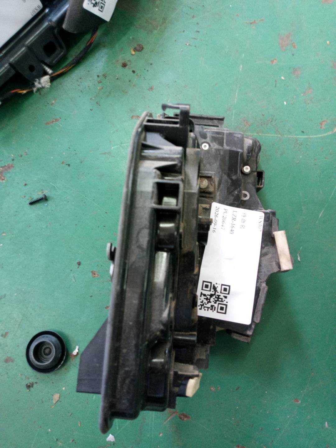 51217281945 前门锁机构(左)