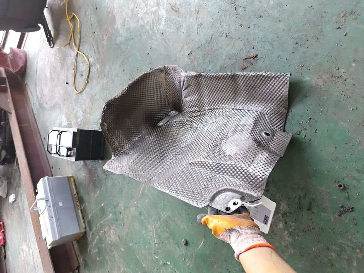L8K0804173C Exhaust Pipe Heat Shield, Center