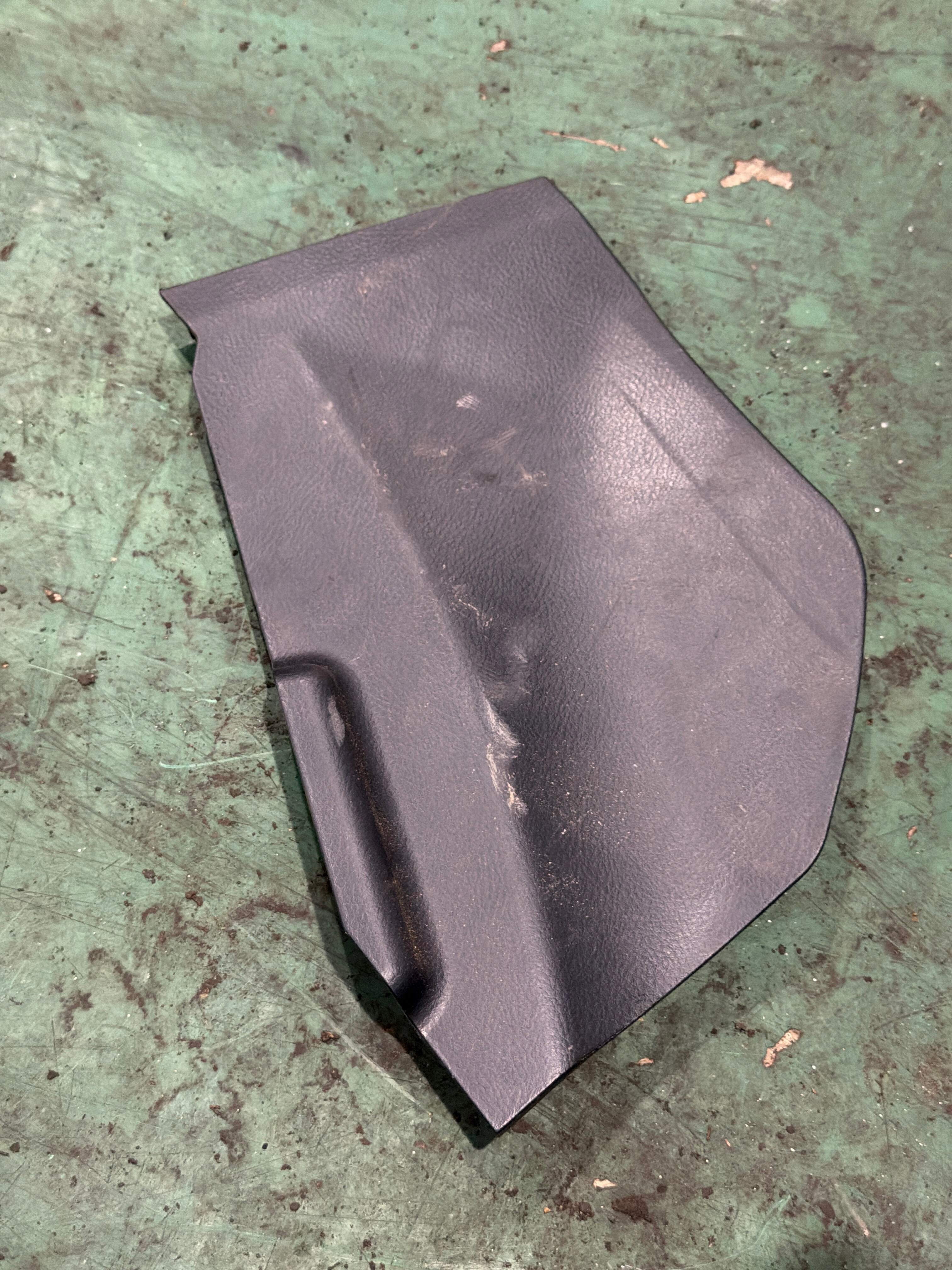5881760010C0 中央控制台饰板（右前）
