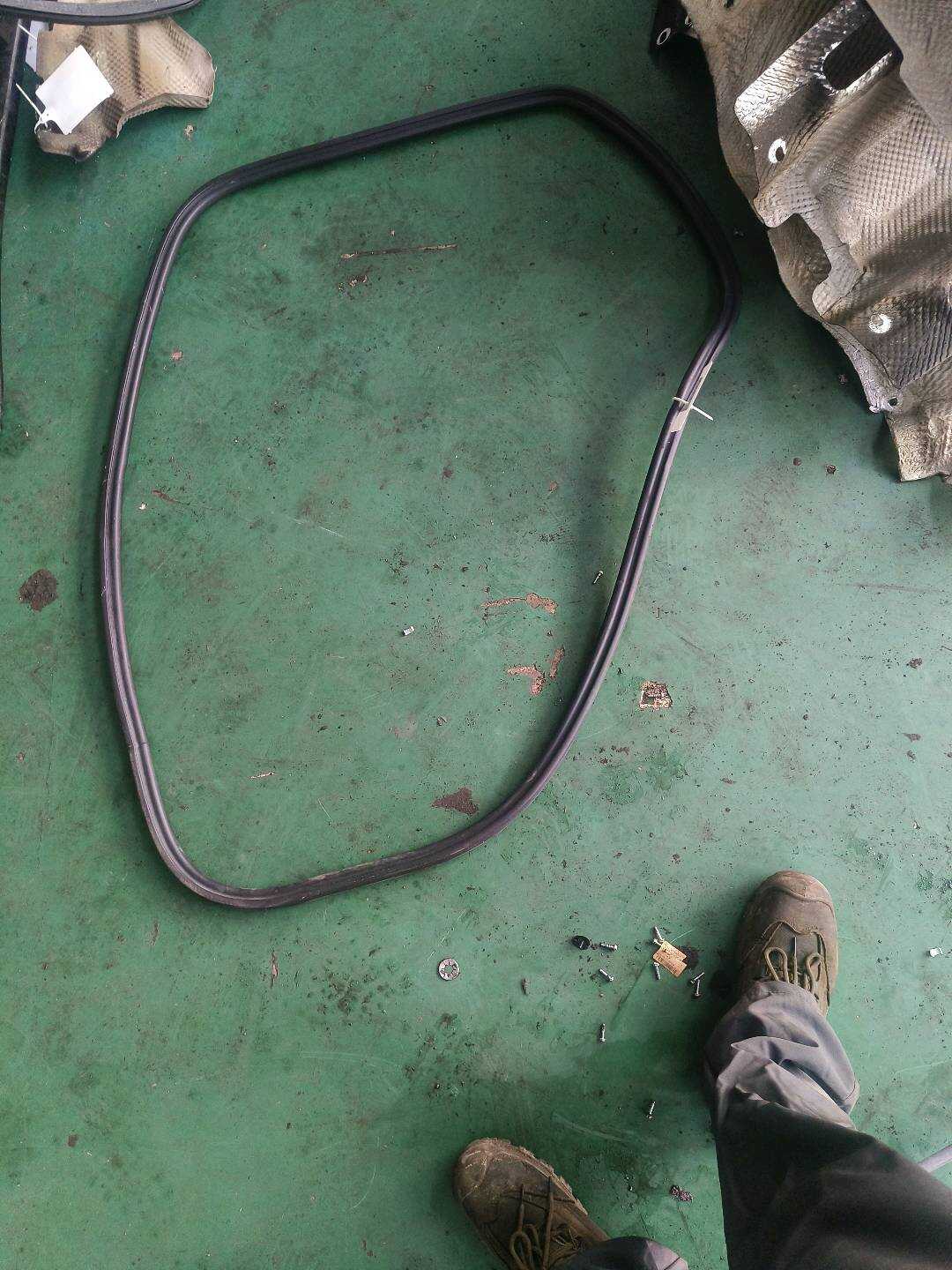 L8R0833721E 后门车身密封胶条