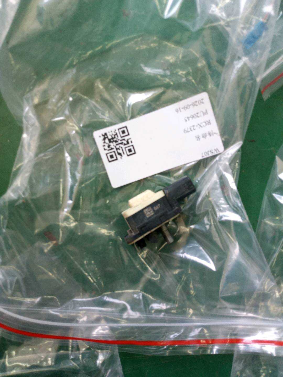 65779217711 前车门气囊传感器(右)