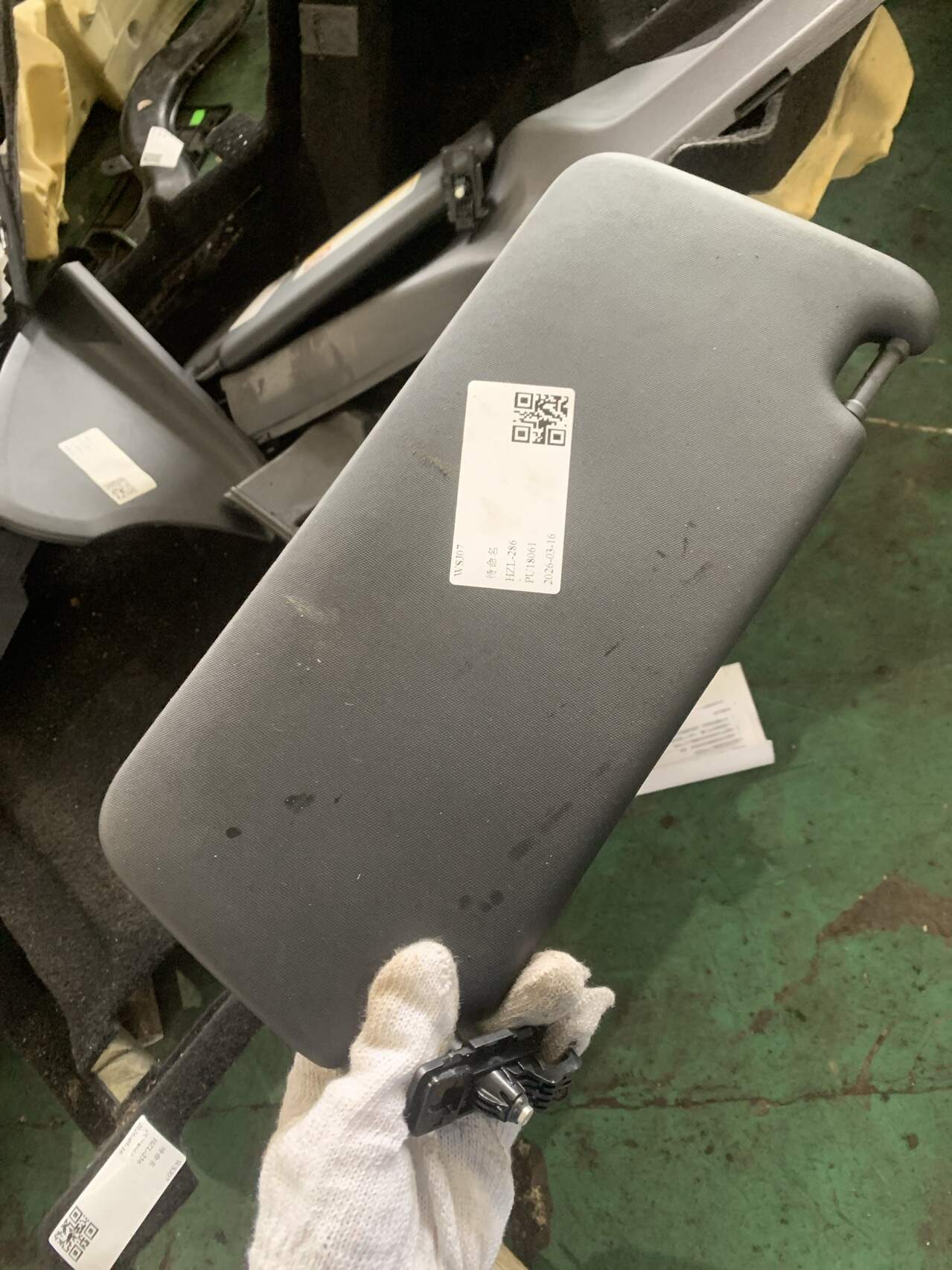 A17681011009H43 Sun Visor, Left