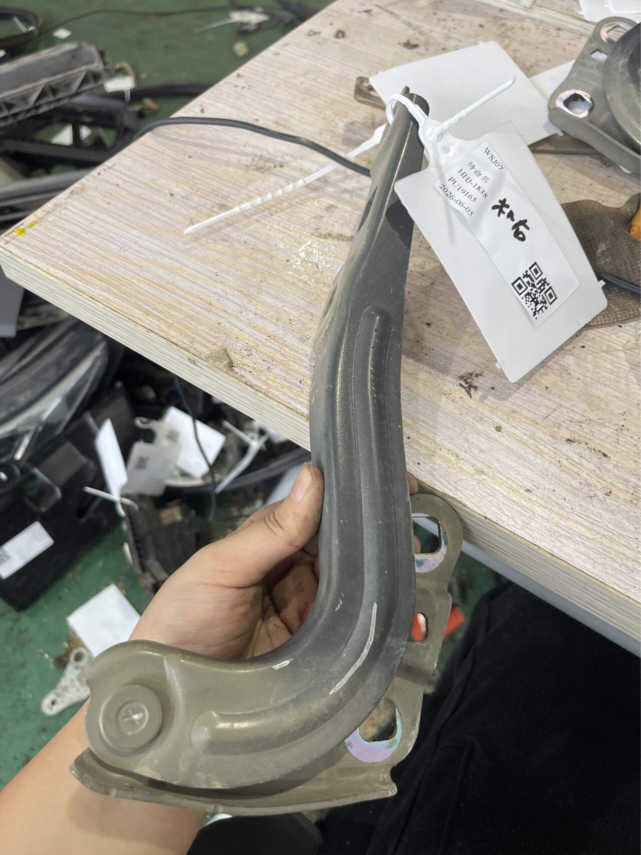 DY84054686 前机盖铰链（右）