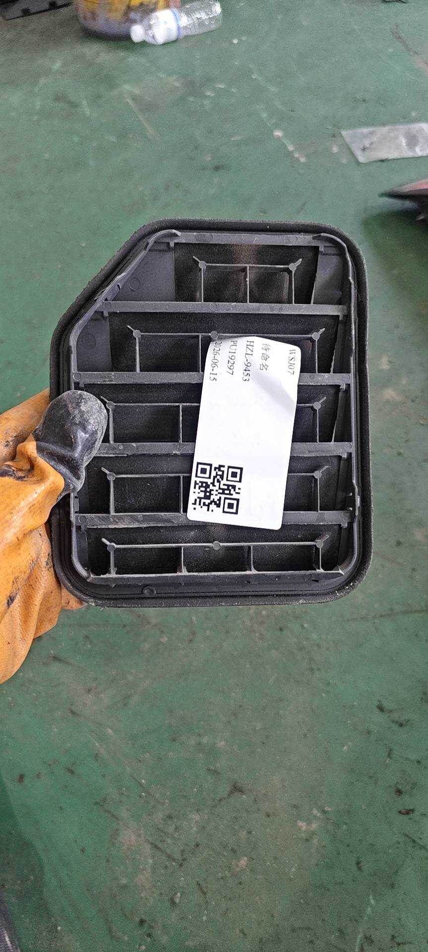 EM2BB280B62BB 后保险杠出风口（右）