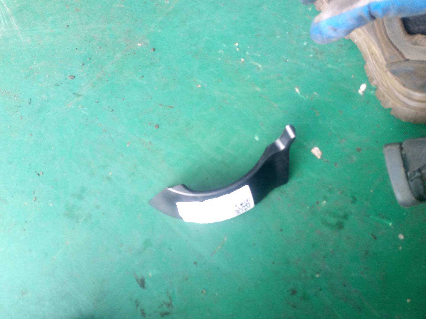 8R0827280 尾盖铰链盖罩(右)