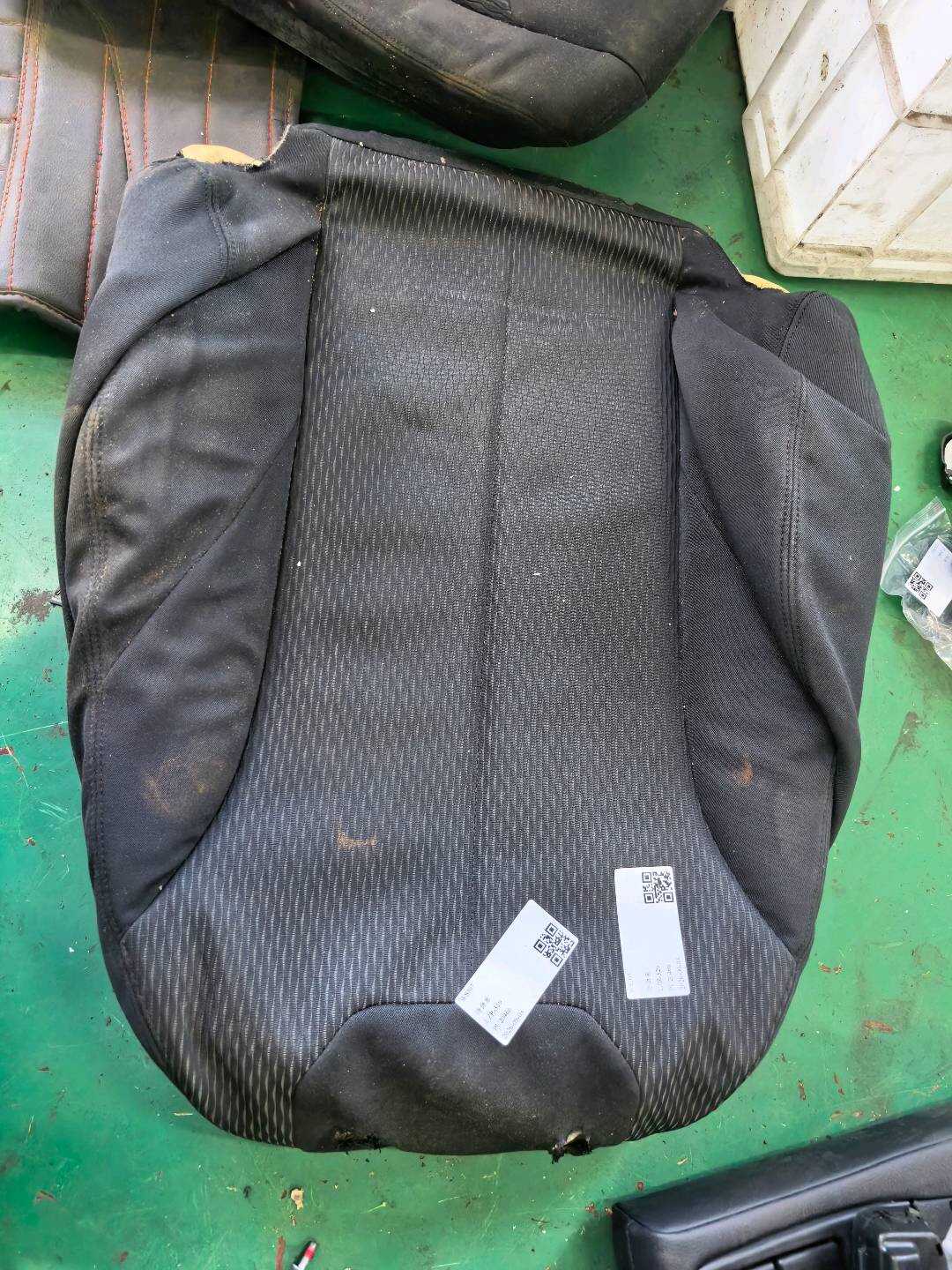 52107295103 驾驶员座椅靠背面罩