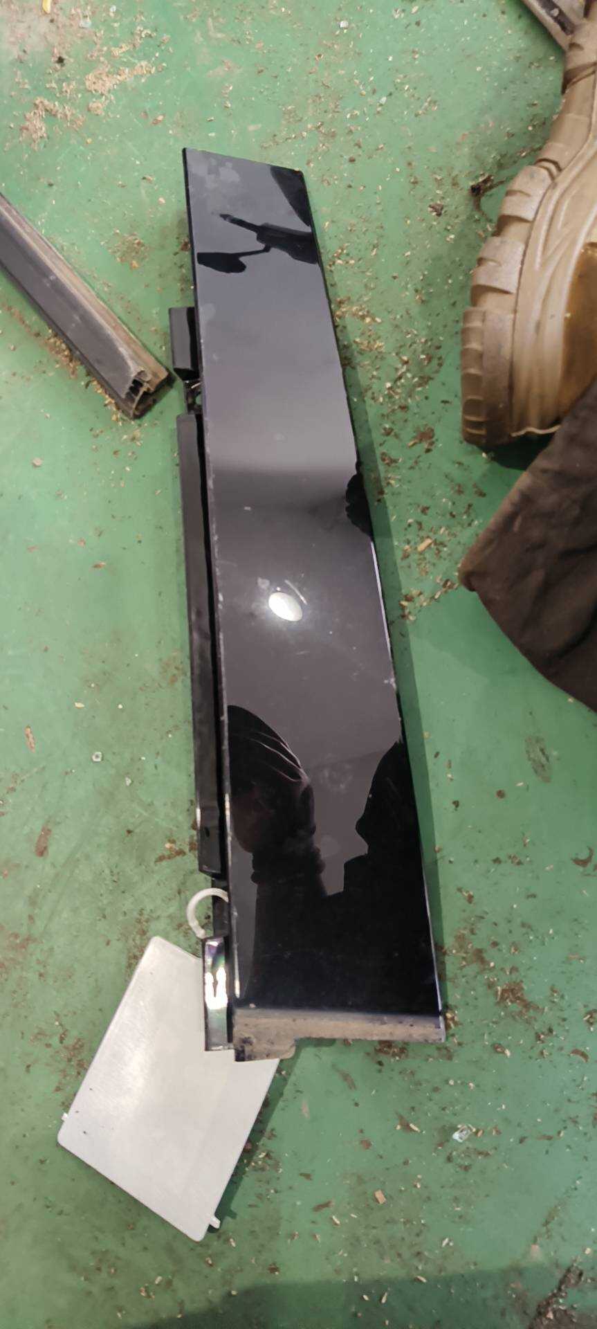 84502900 Rear Door Window Frame Outer Trim, Front Right