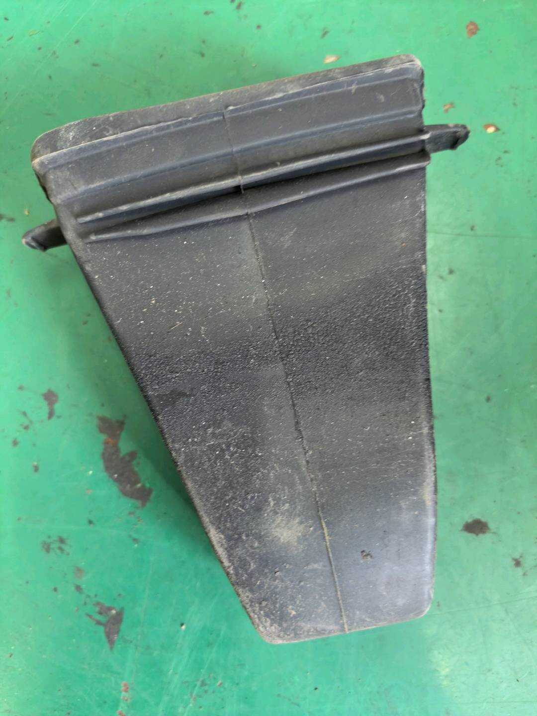 51227176424 后门限位器盖(右)