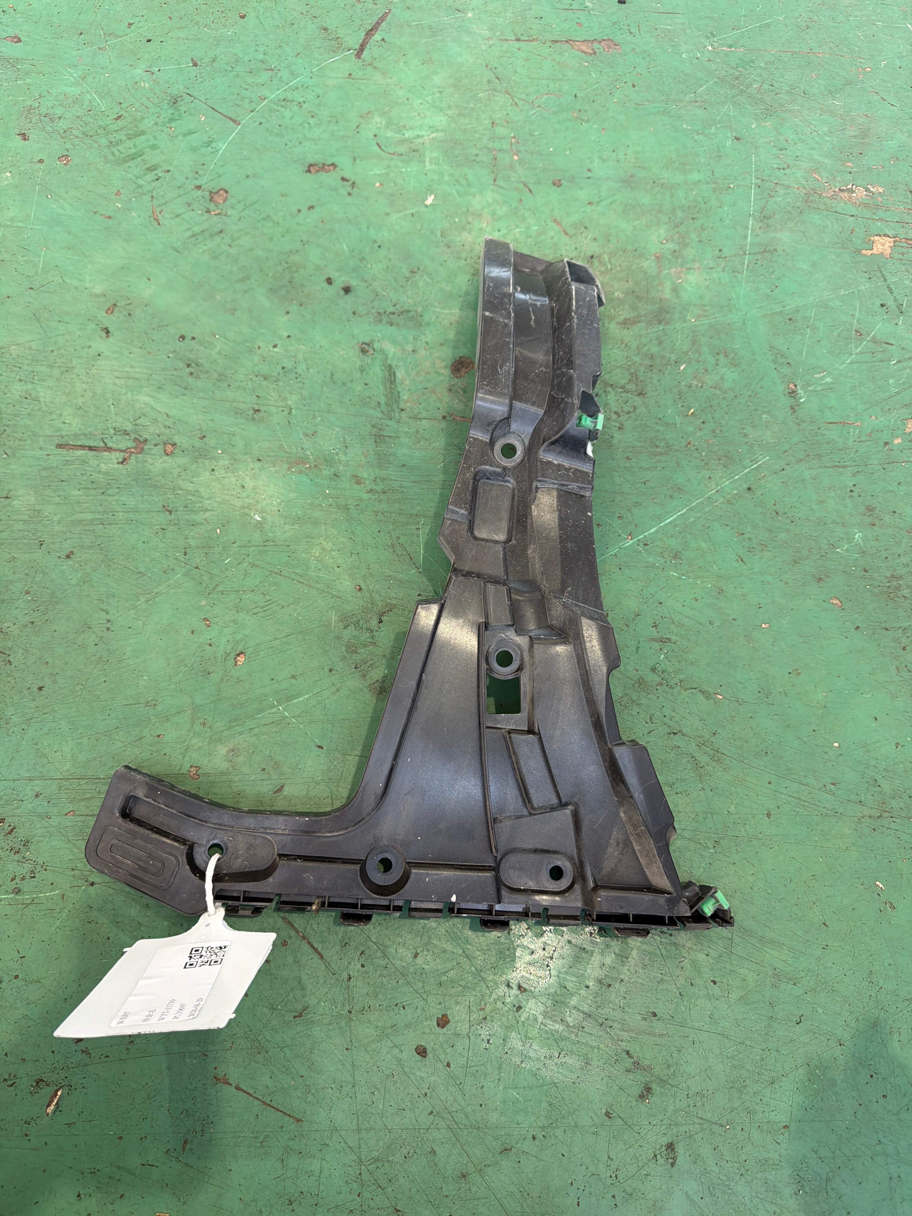 8888571021 Rear Bumper Bracket, Left