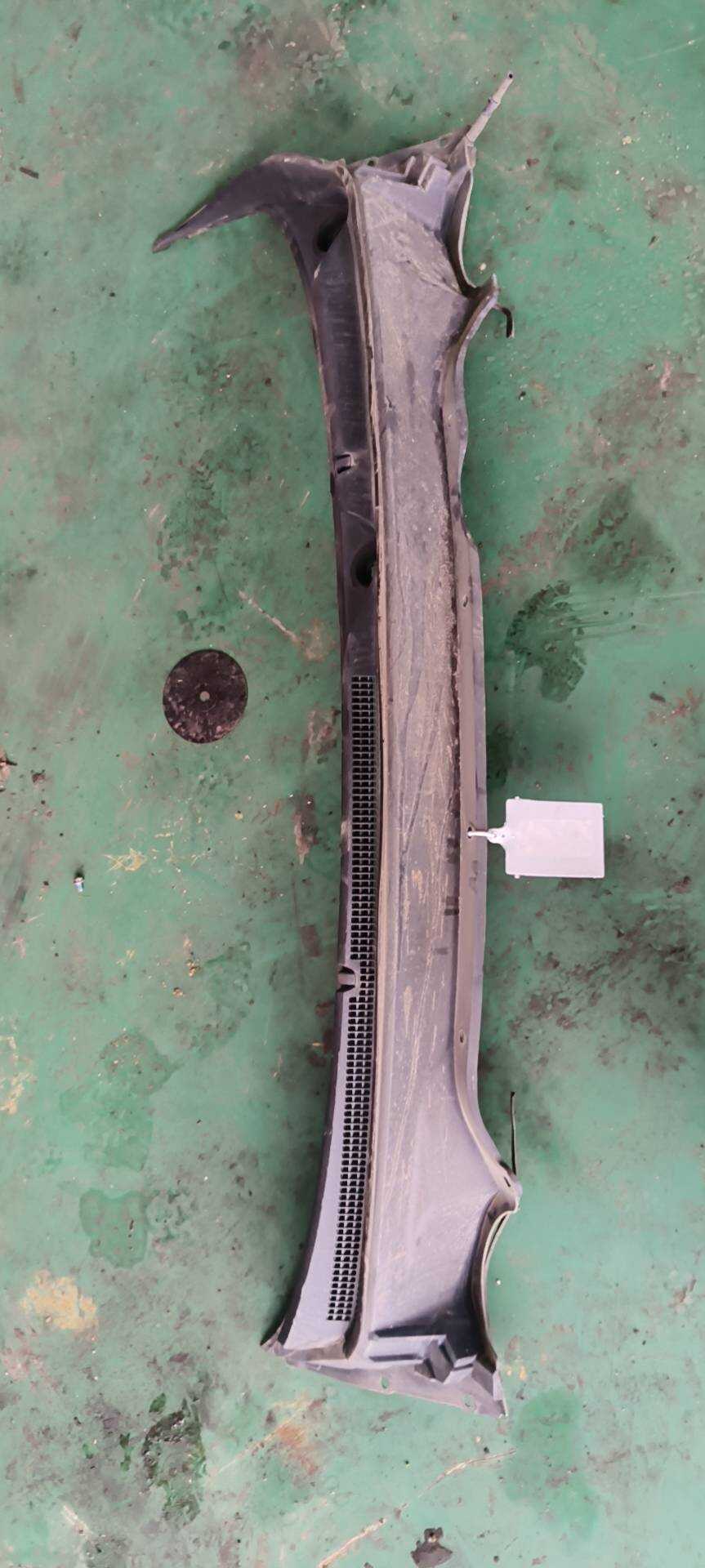 84288975 Front Windshield Cowl Grille