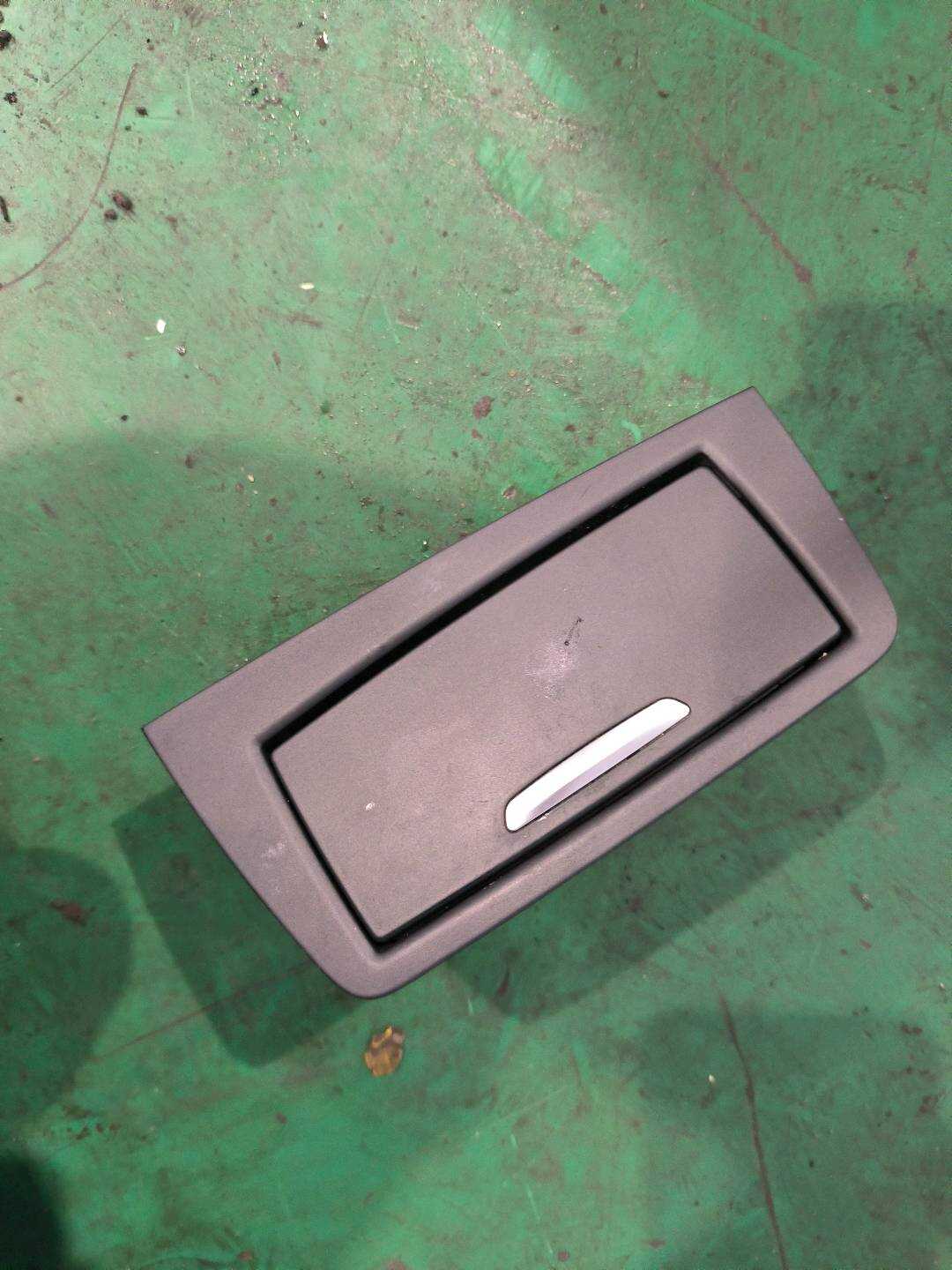 51427282485 后门烟灰缸底座(左)