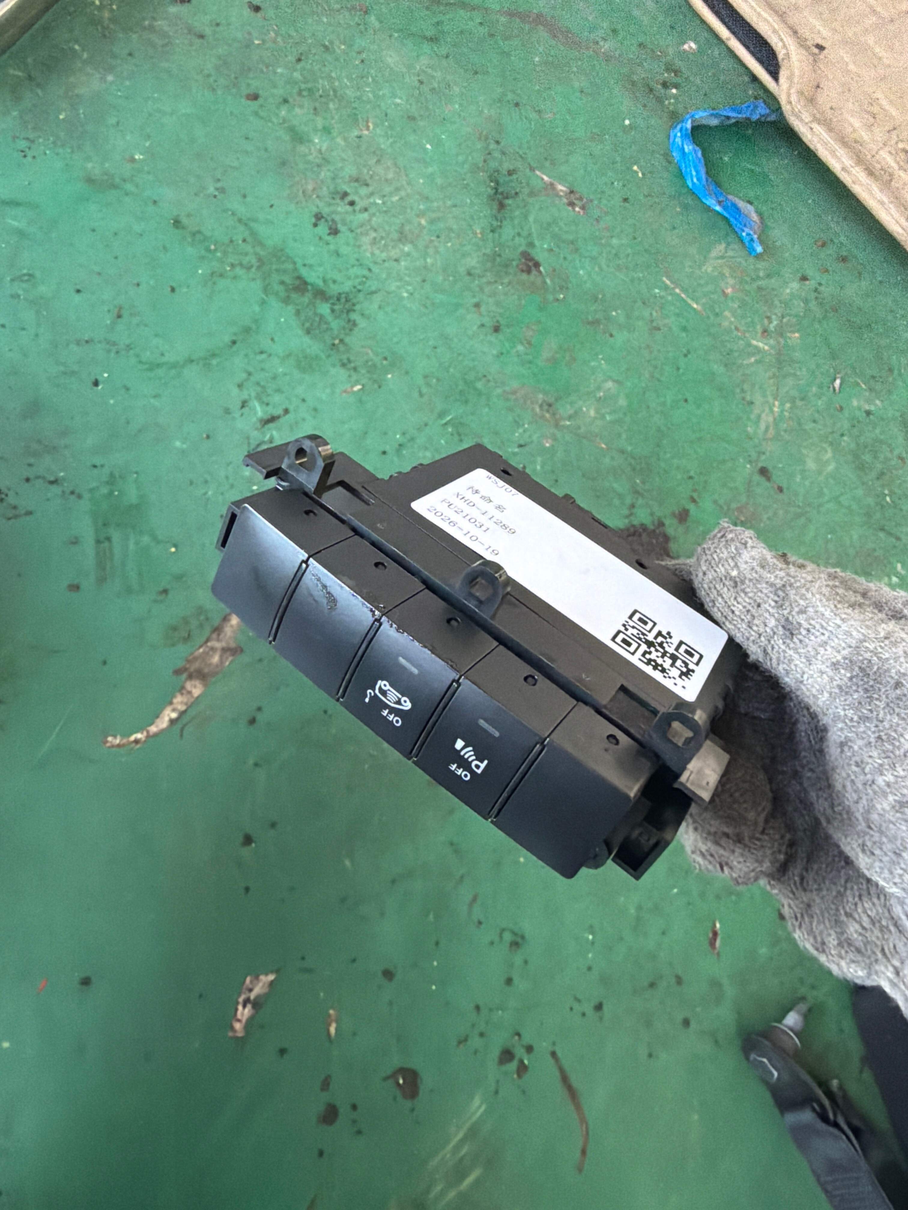 A1698701910 Dashboard Center Control Switch Group