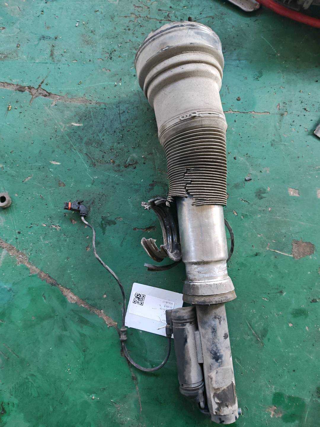 A2203202438 前减震器总成(右)前减震器总成(左)