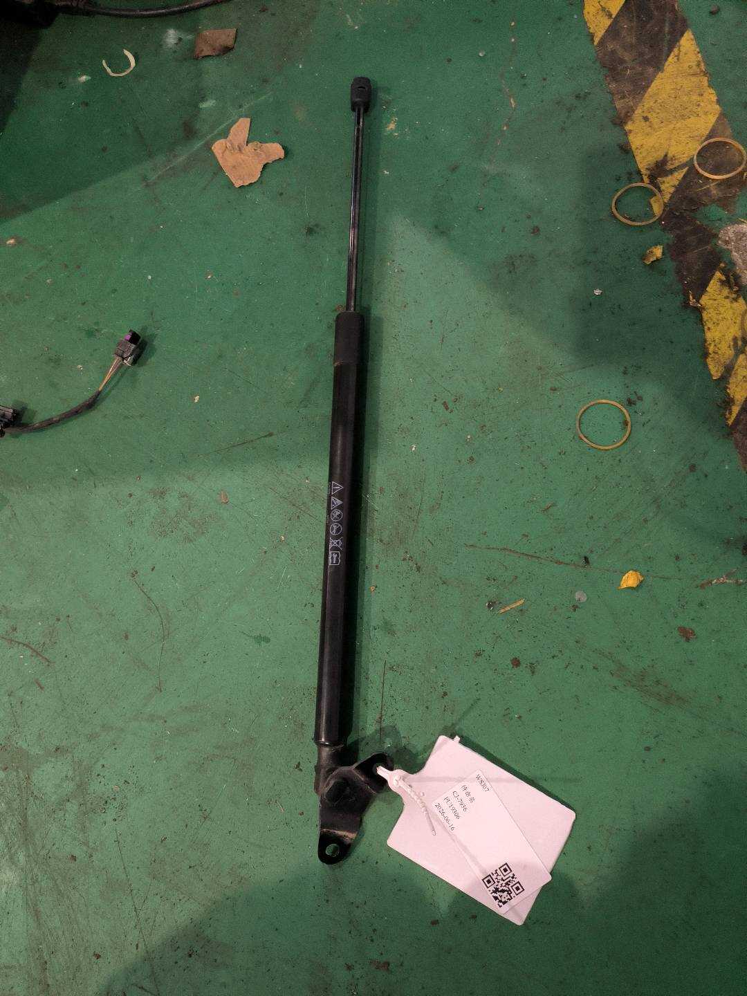L5CG827550 尾盖撑杆（右）