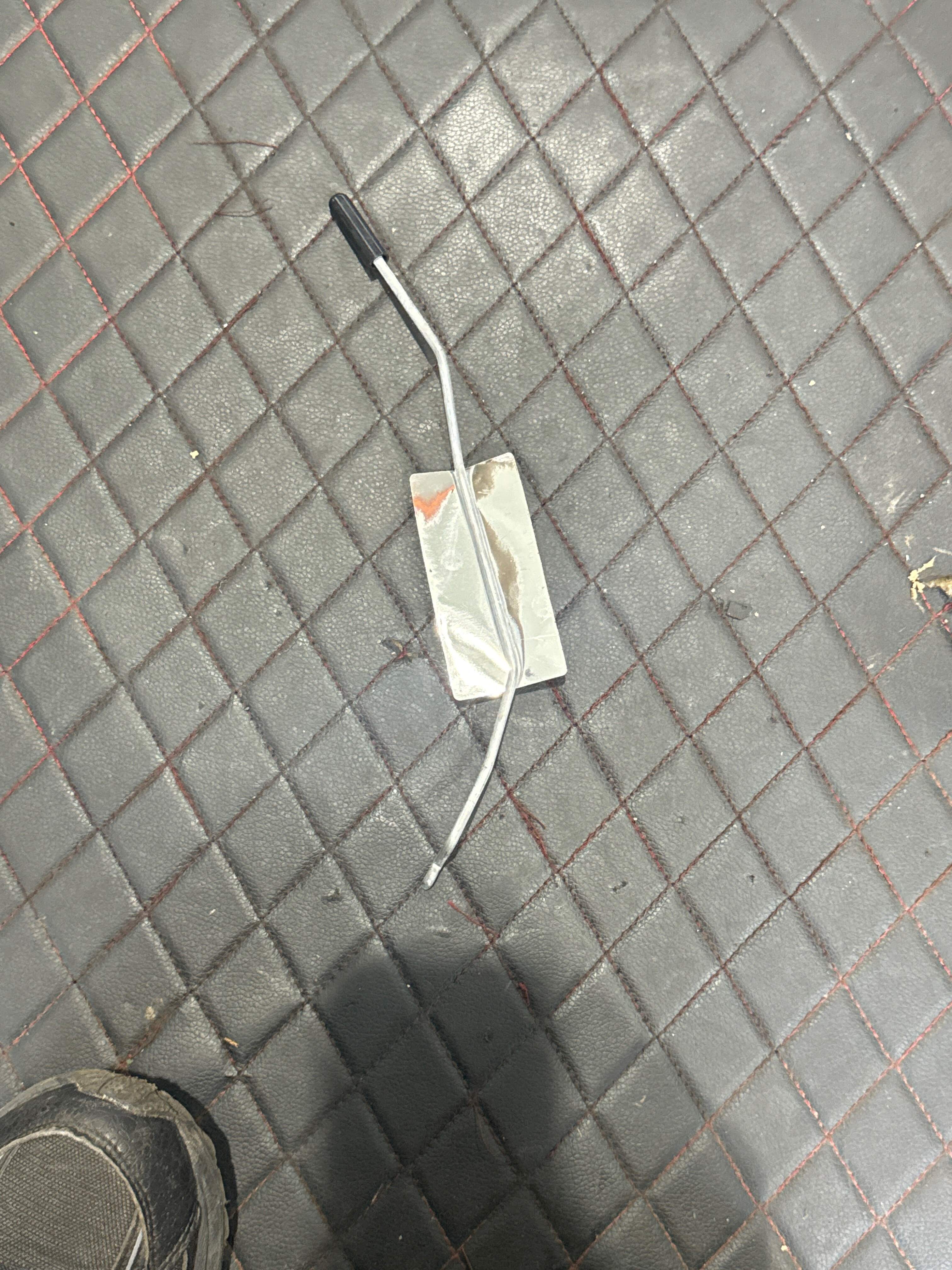 51227409272 后门锁止杆(右)