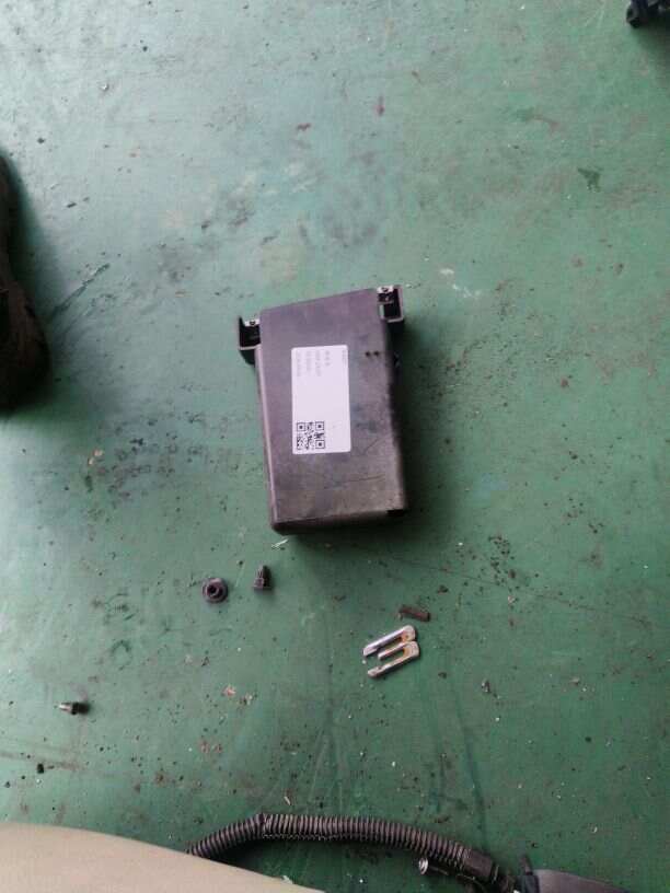 51457063411 仪表台内部茶杯架支架