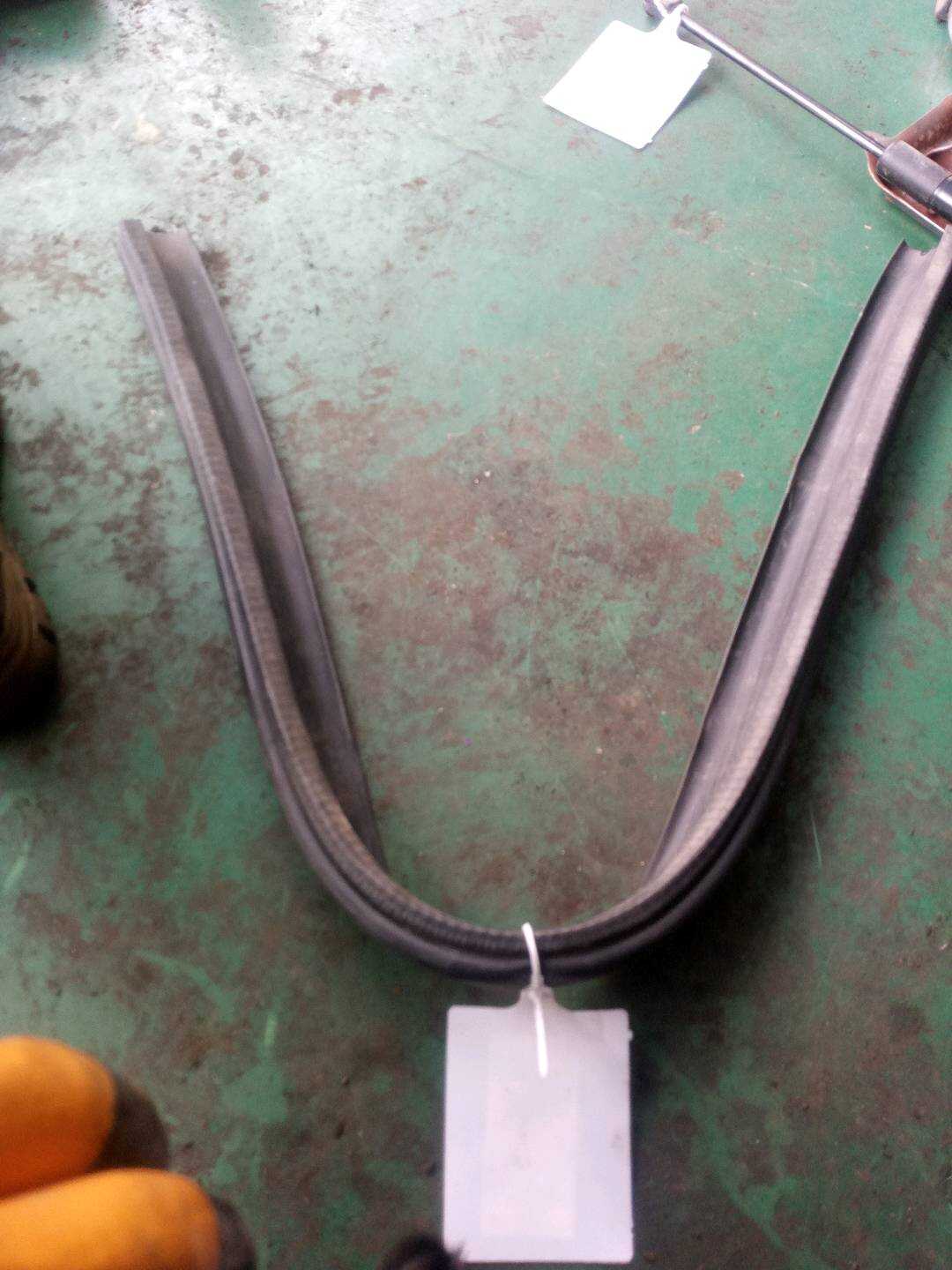 51767191526 前机盖胶条(前)