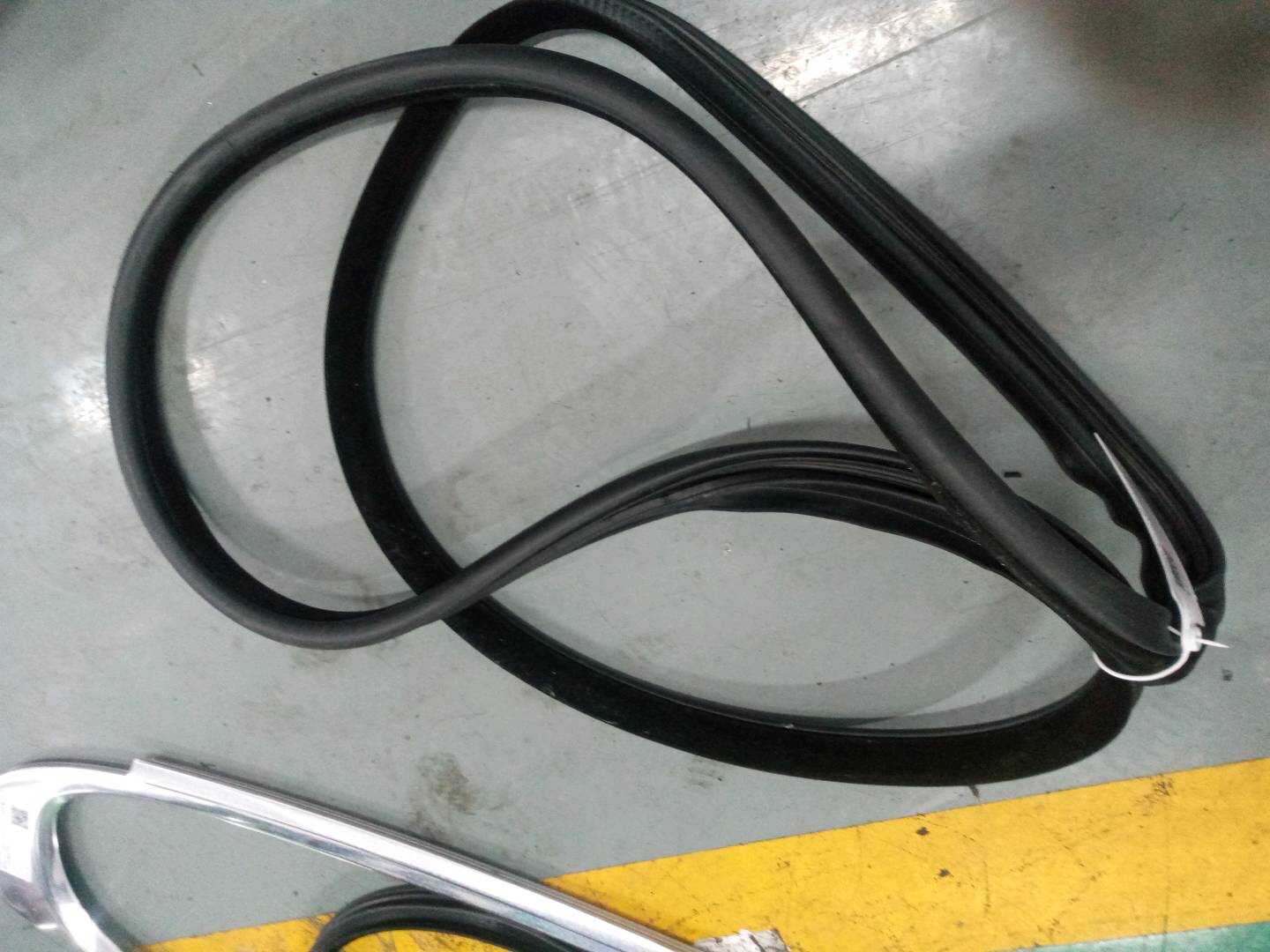 C2Z23511 前门车身密封胶条（右）