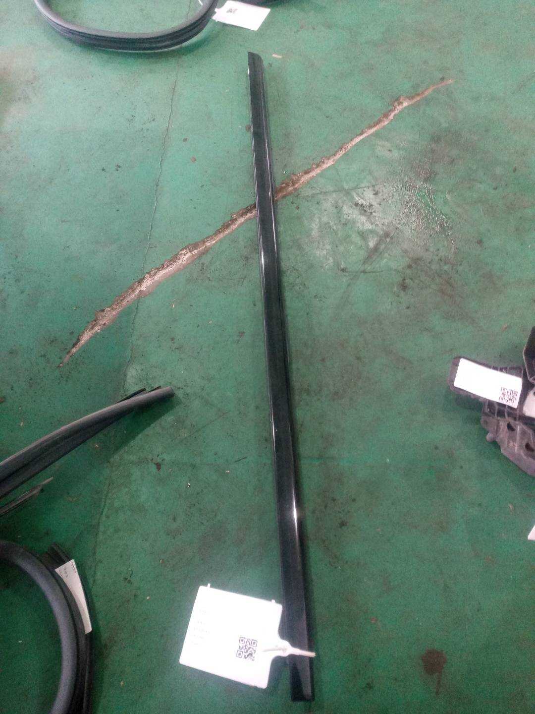A2057304507 后门玻璃压条(左外)