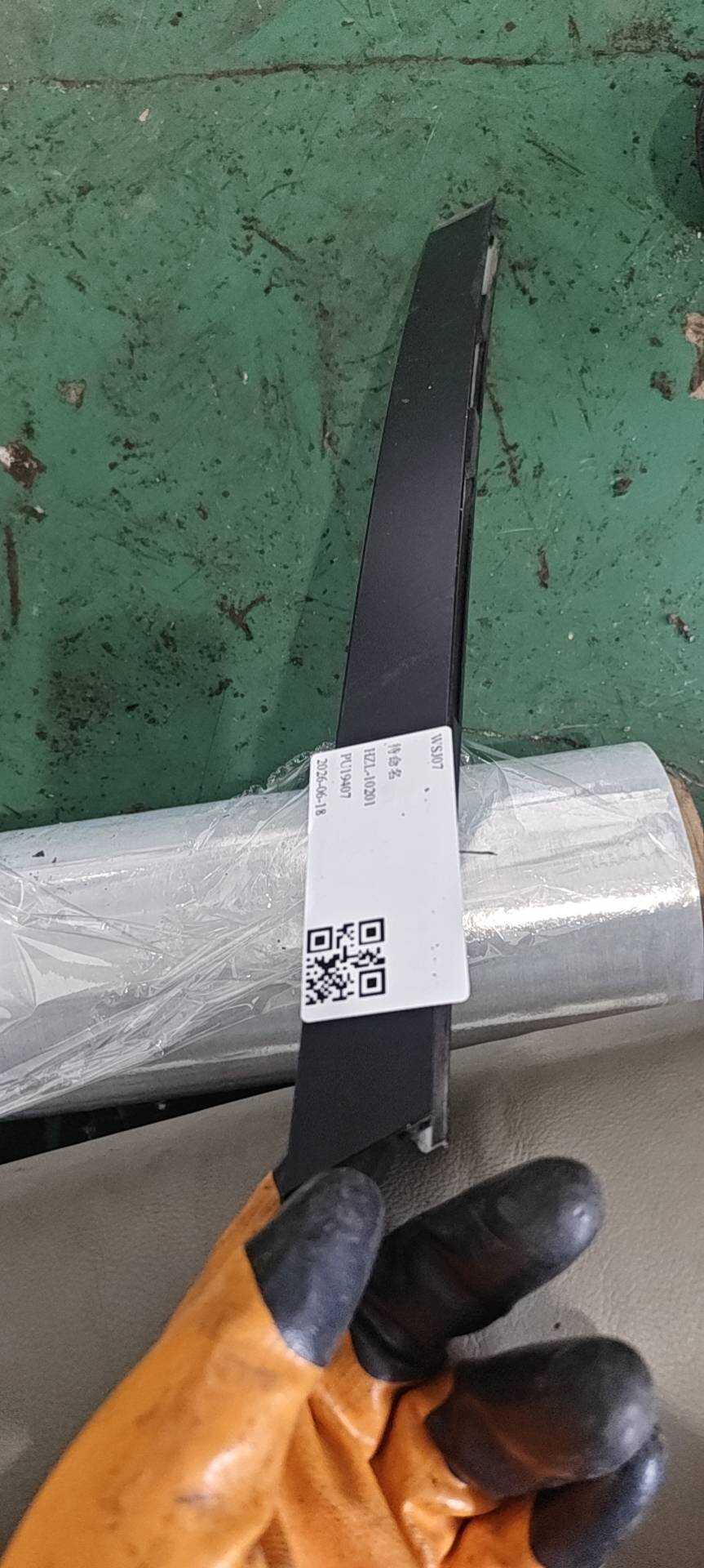 51357136958 右后车窗玻璃外饰条