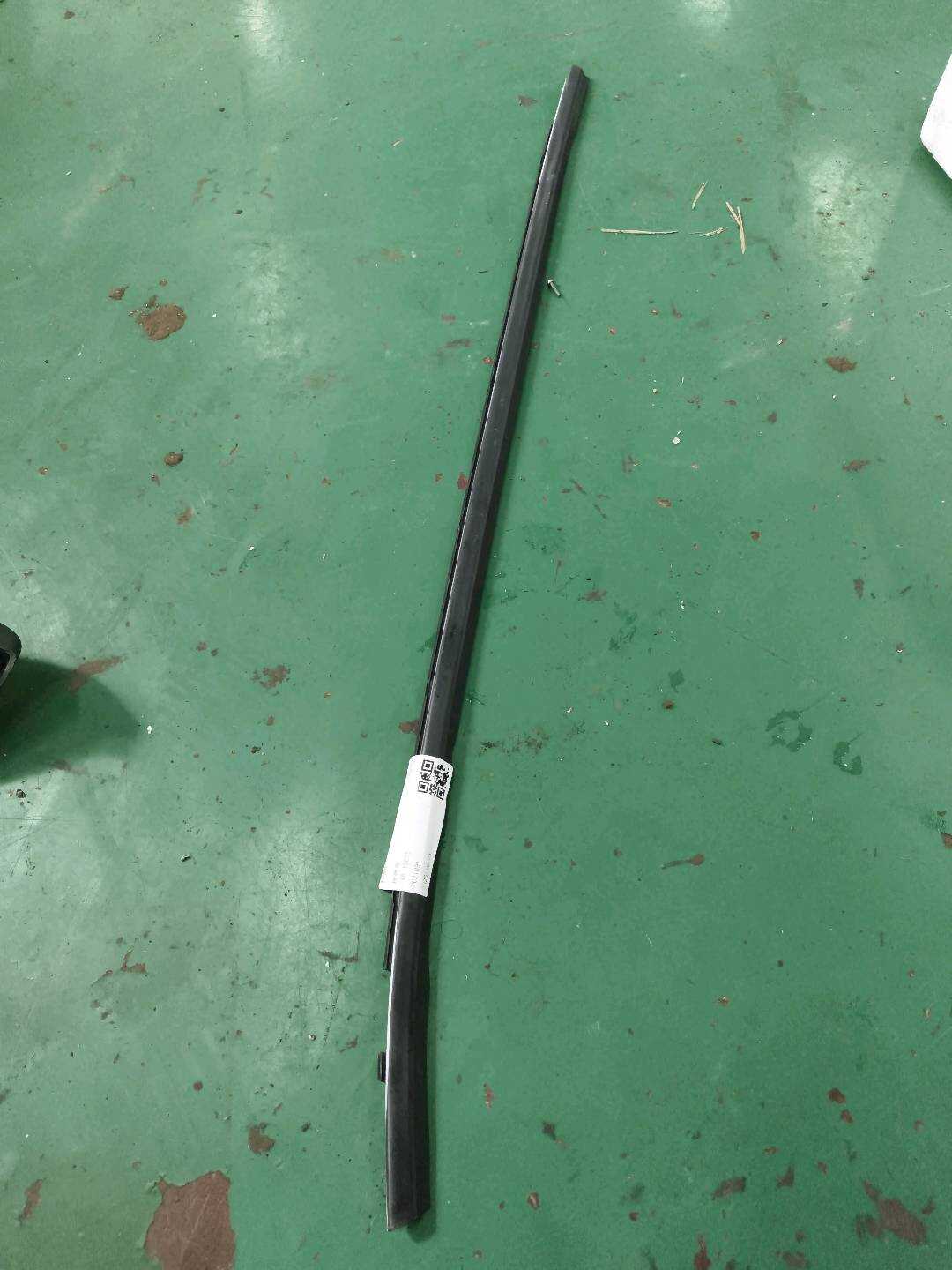 832104X000 Rear Door Window Molding (Left Outer)