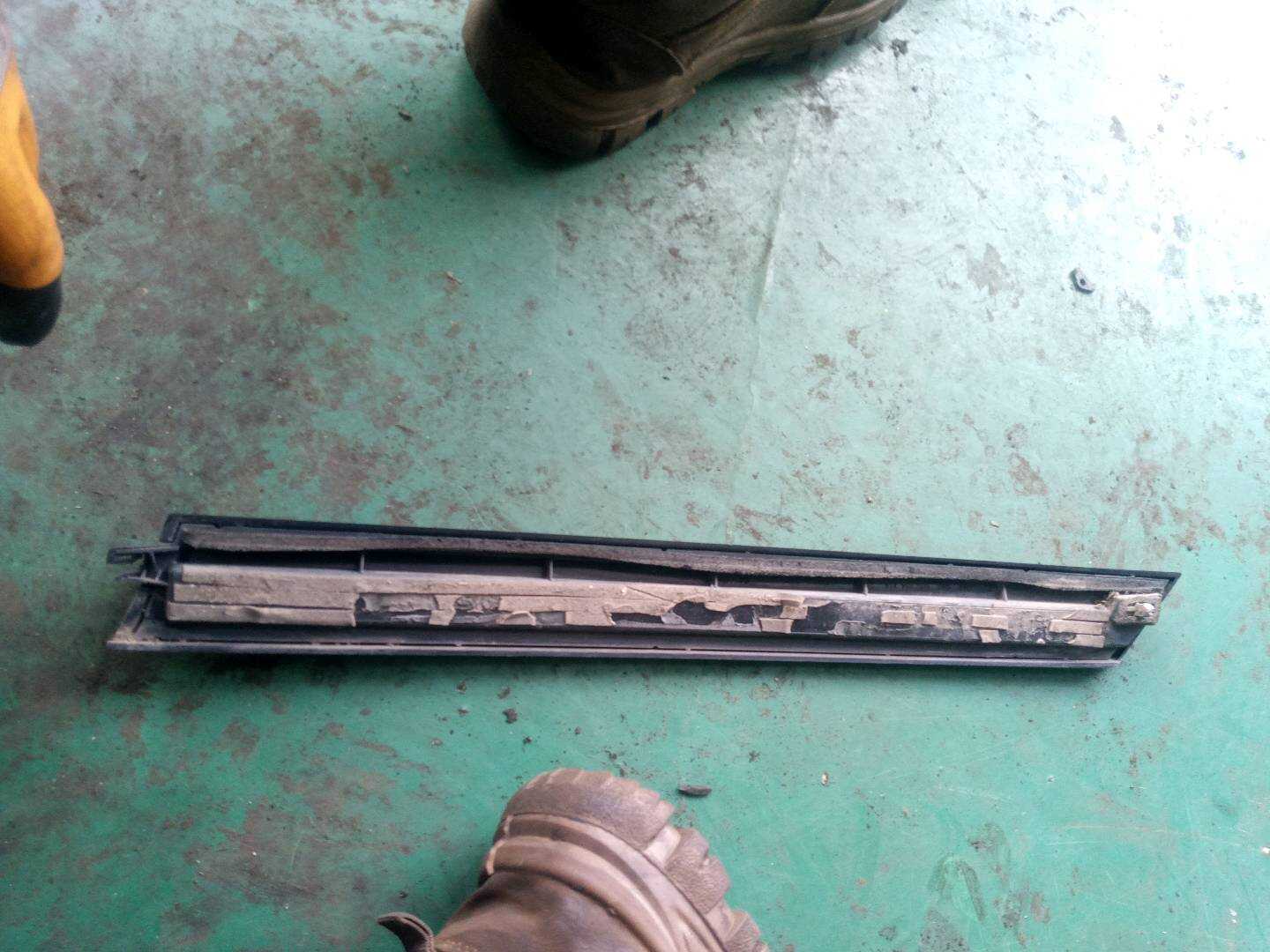 8U0854816 尾盖扰流板（右）