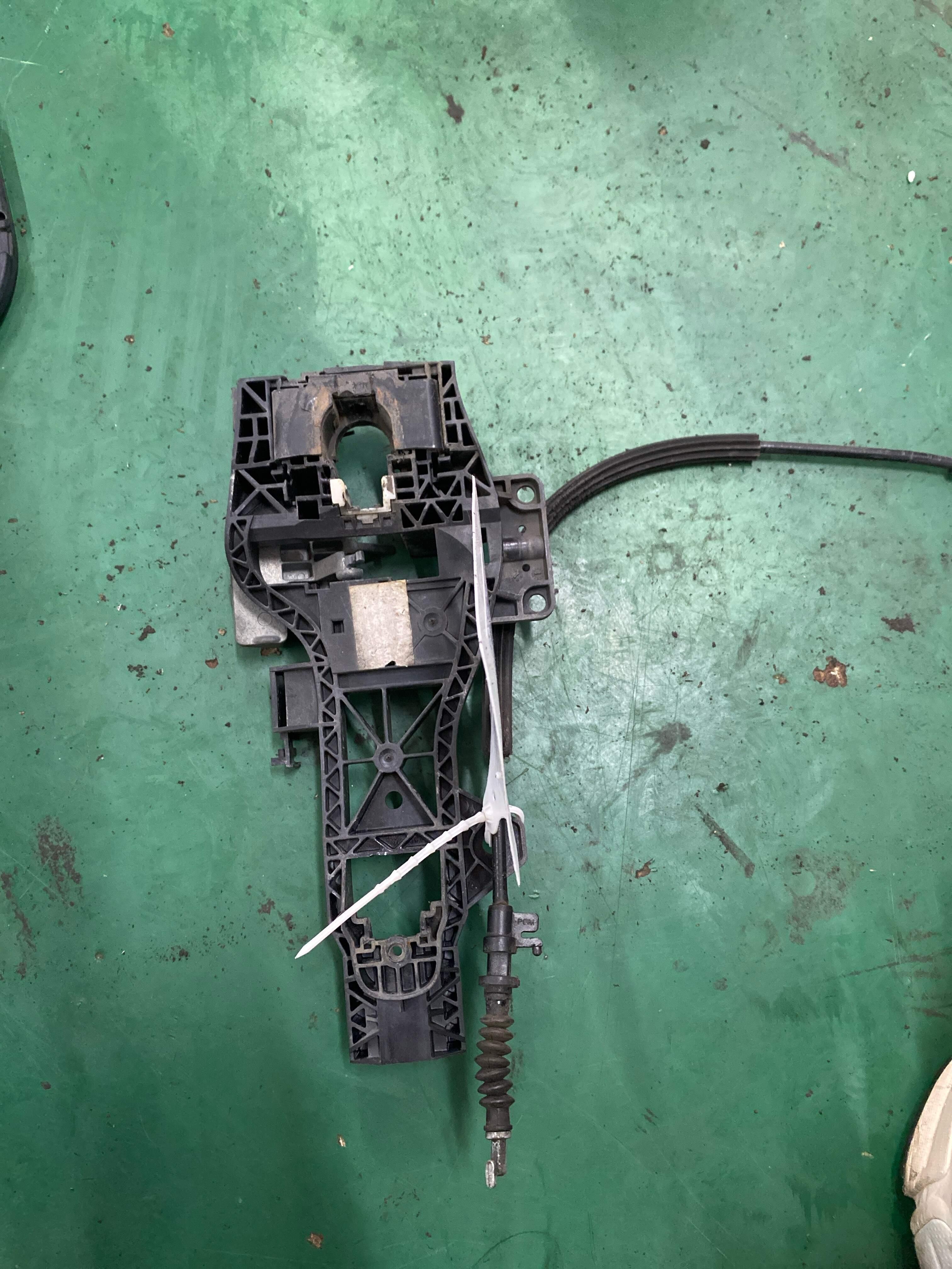 4L0839885H 后门外拉手固定框(左)